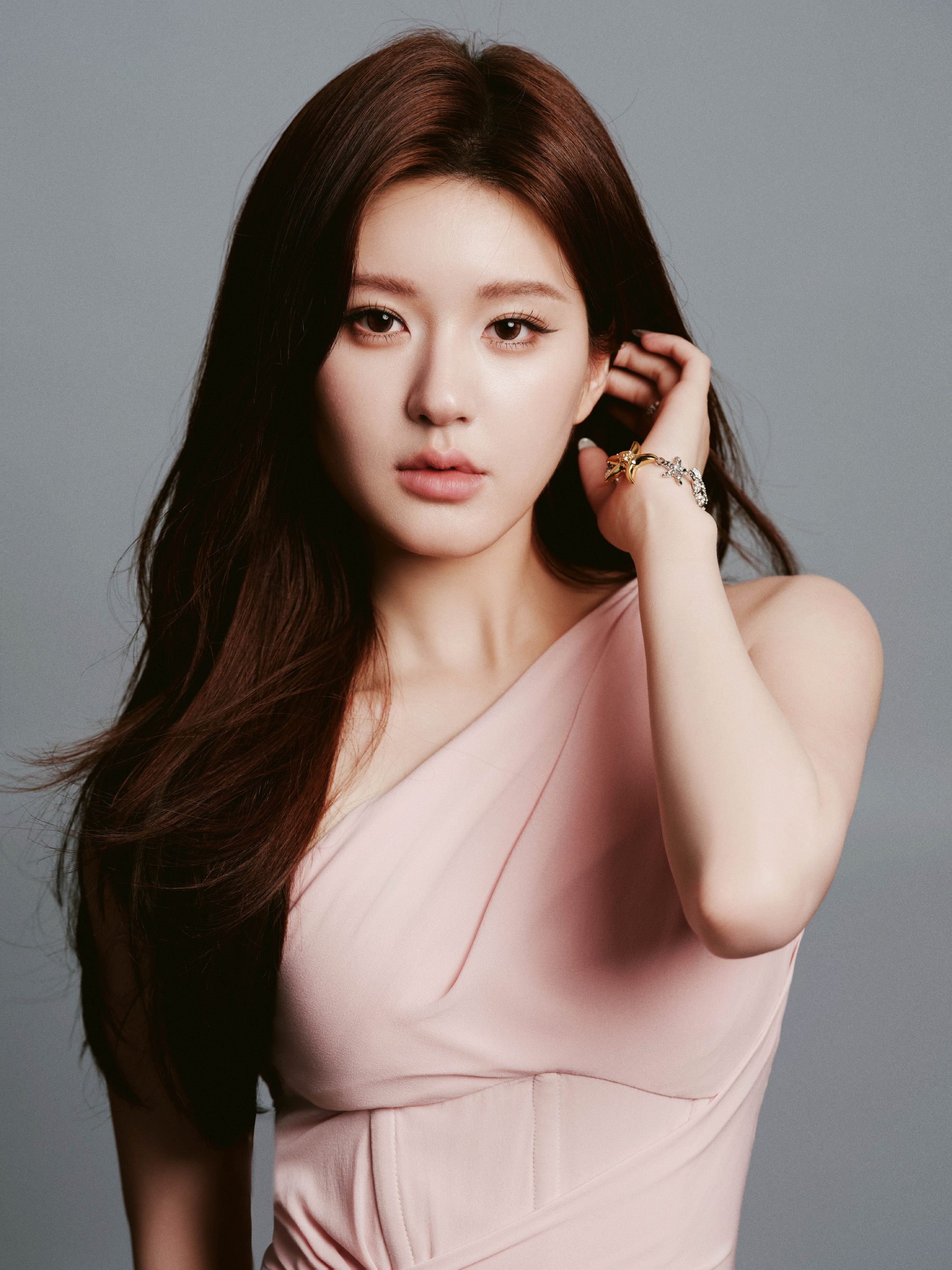 赵露思粉色单肩裙搭配低马尾,好有名媛千金的感觉!