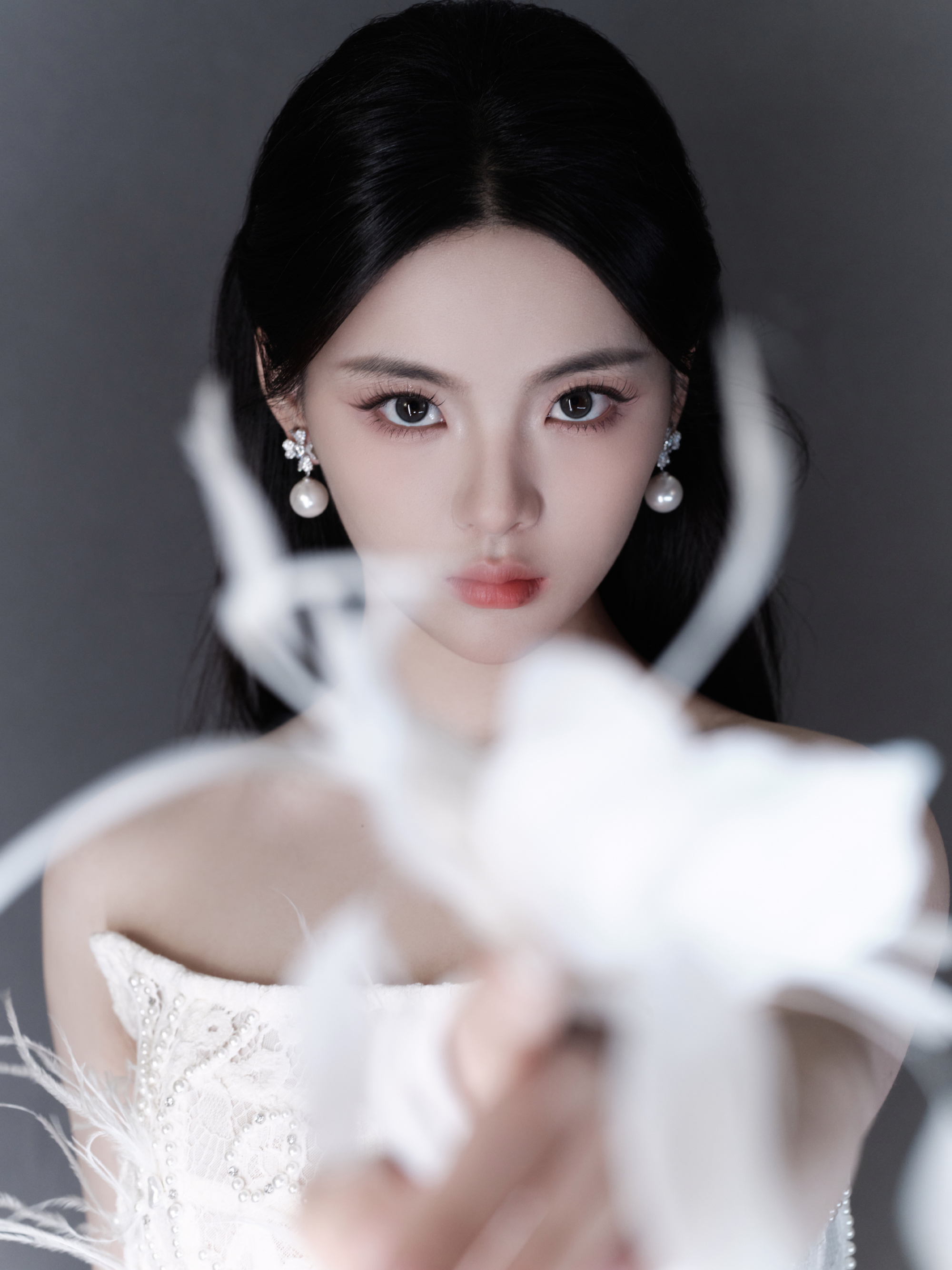 杨超越身穿钉珠蕾丝礼服裙,诠释东方洛可可浪漫风格.