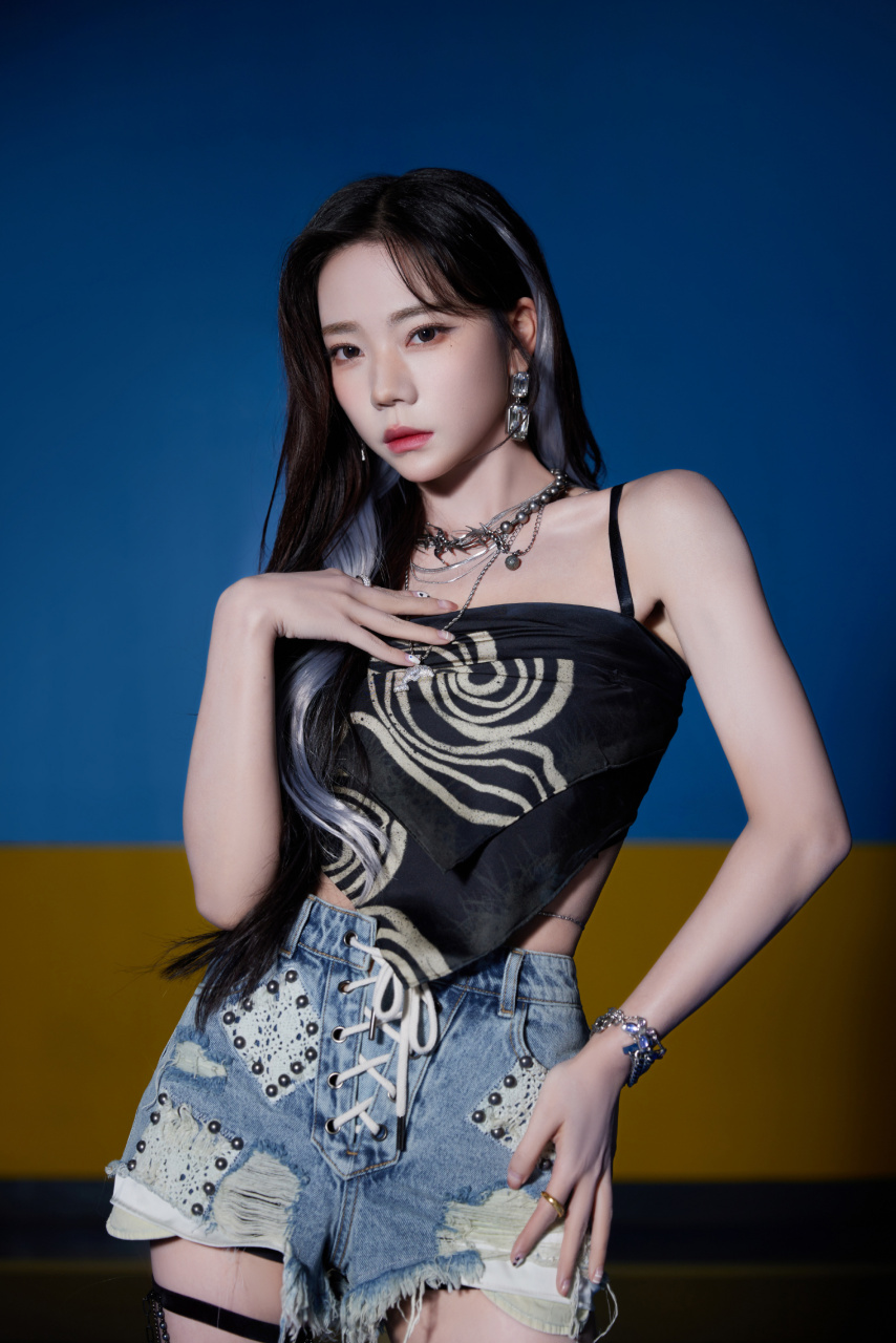 张紫宁黑色肚兜搭配牛仔短裤,又美又辣!