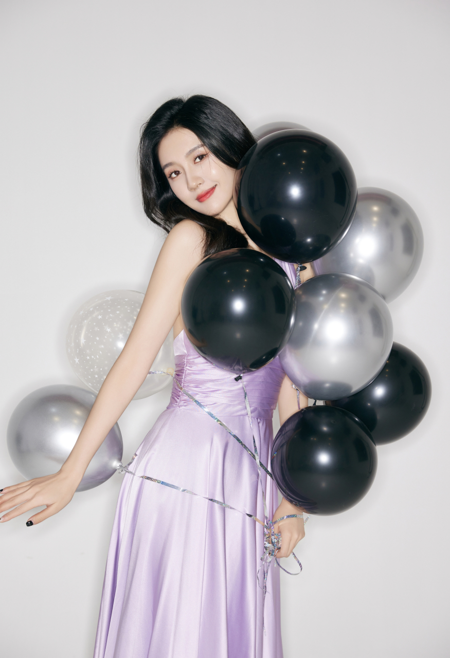 许龄月生日写真,光面紫韵长裙勾勒窈窕身姿,自在松弛如影随心!