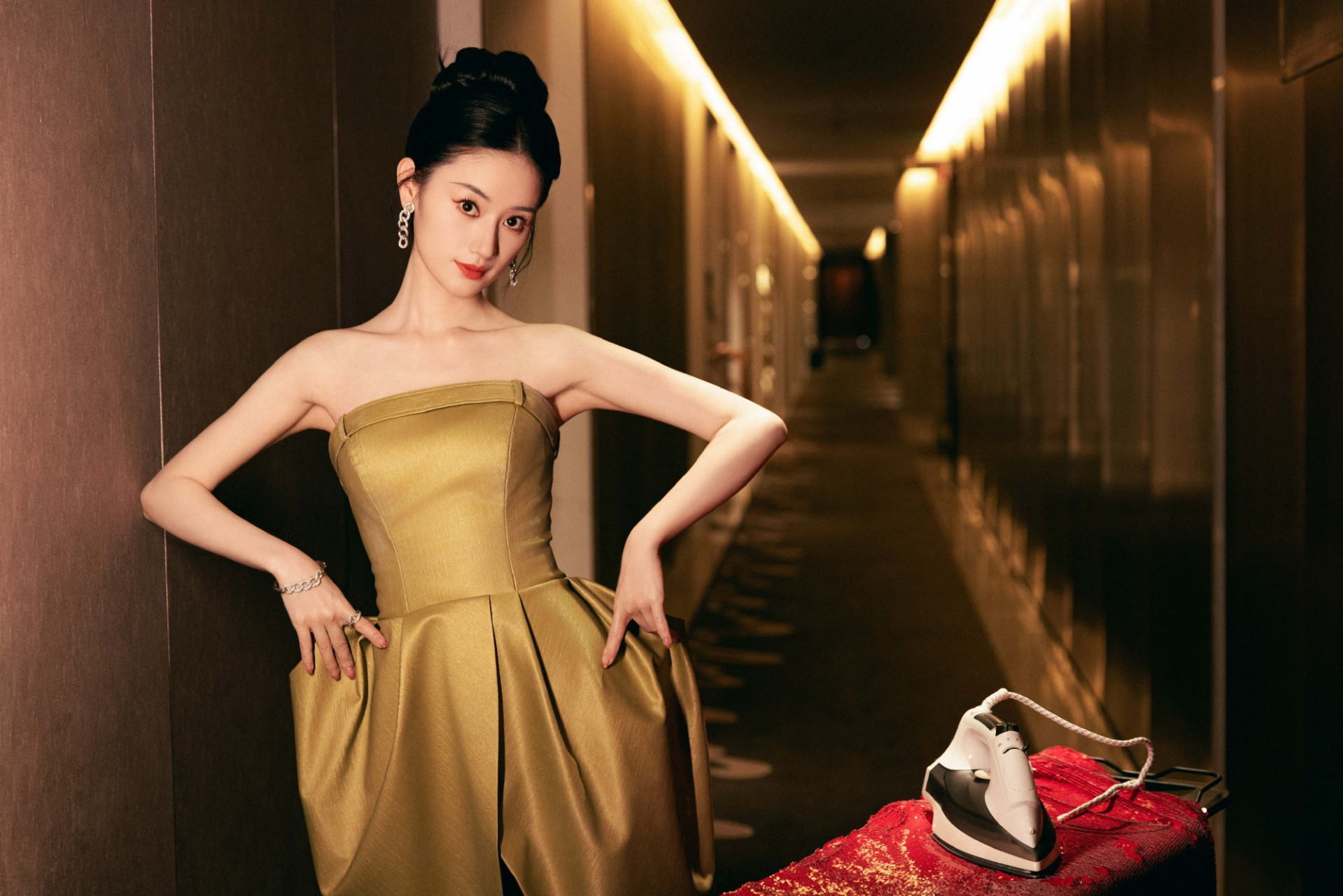 郭晓婷# 华贵露肩礼服,妆容精致,眼妆尤其吸引人,她就像是一道清械哪