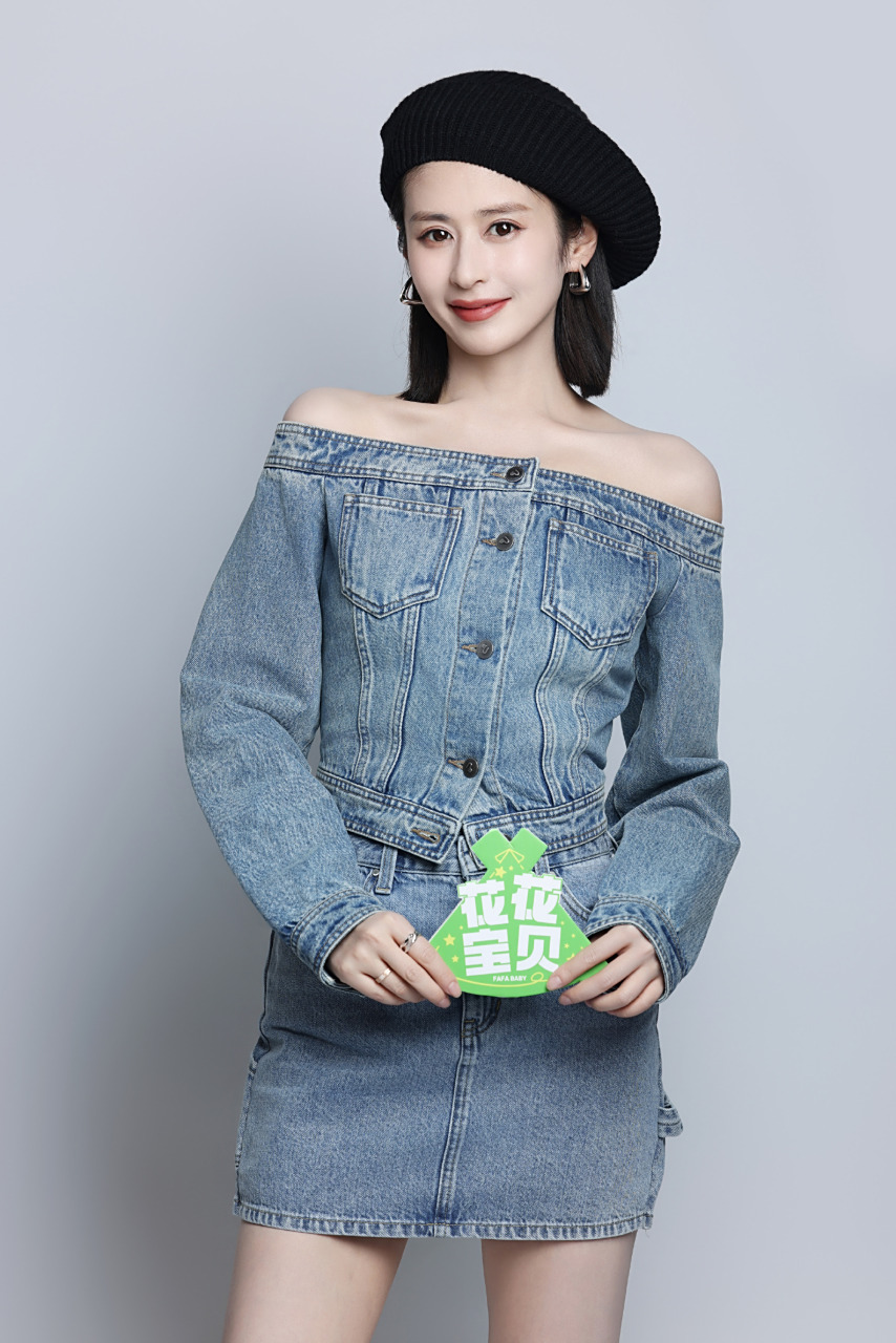 颖儿春日美照,牛仔露肩装搭配牛仔短裙,甜美又灵动,春天的气息铺面