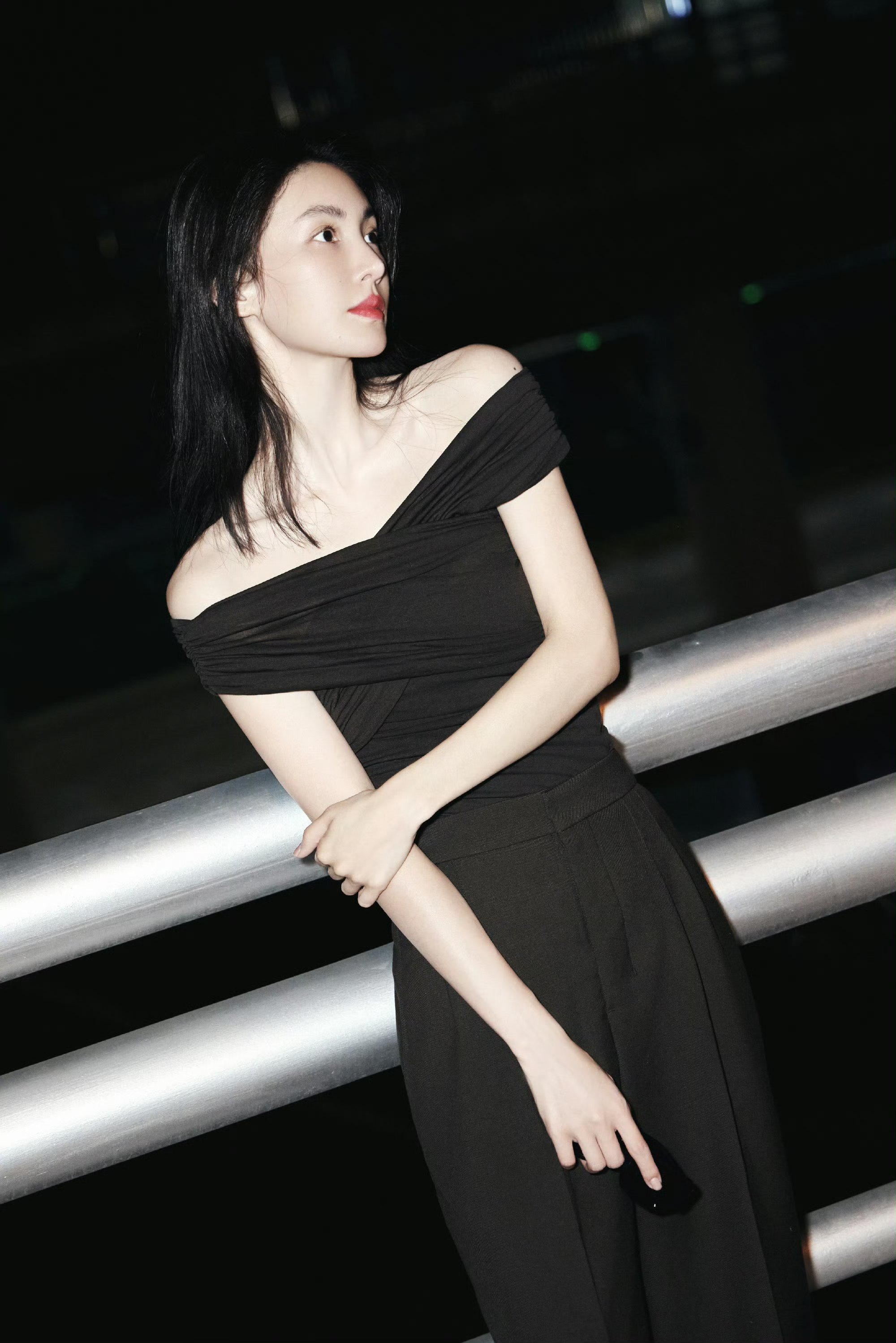 金晨一身黑装又美又酷,随性自在好有松弛感!