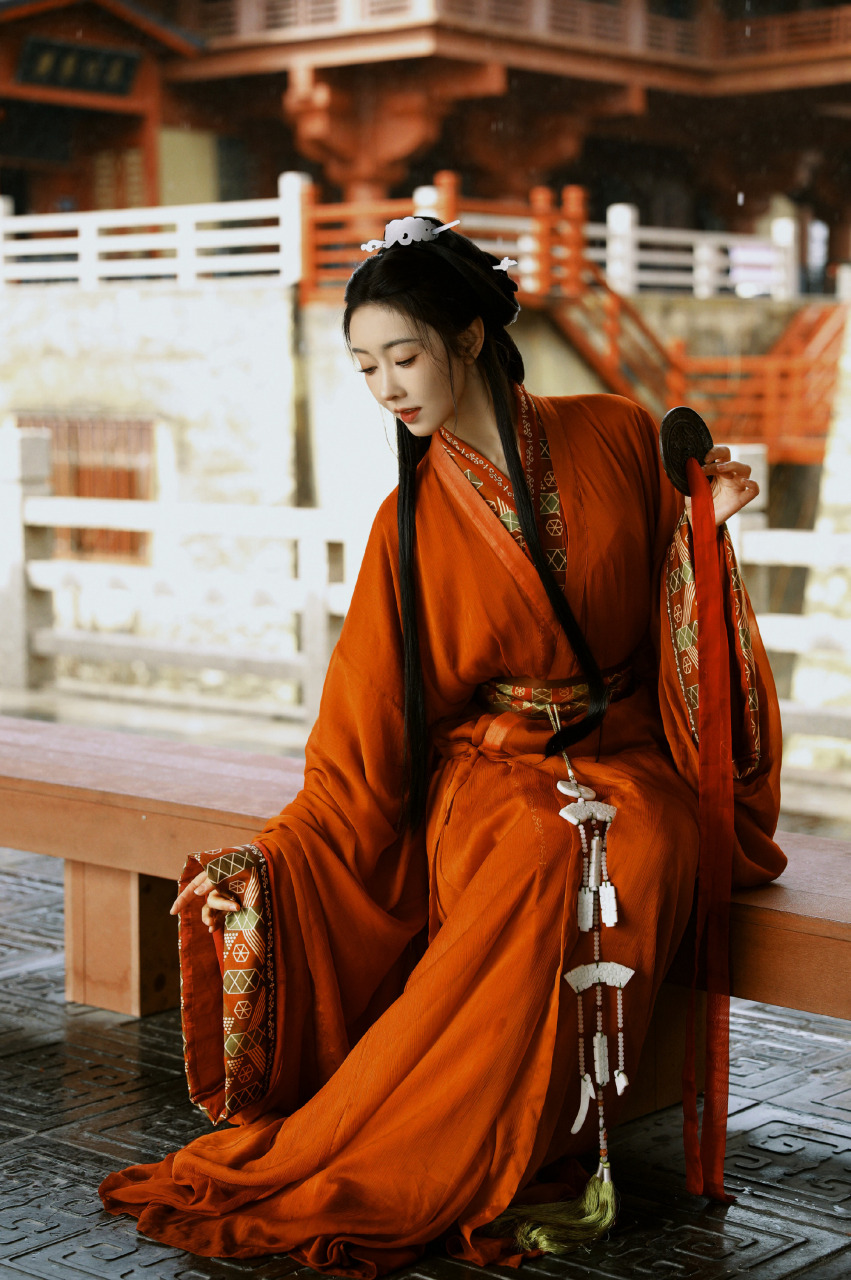 宣璐身着红衣战国袍,恍如从古画中走出,美得令人惊叹.