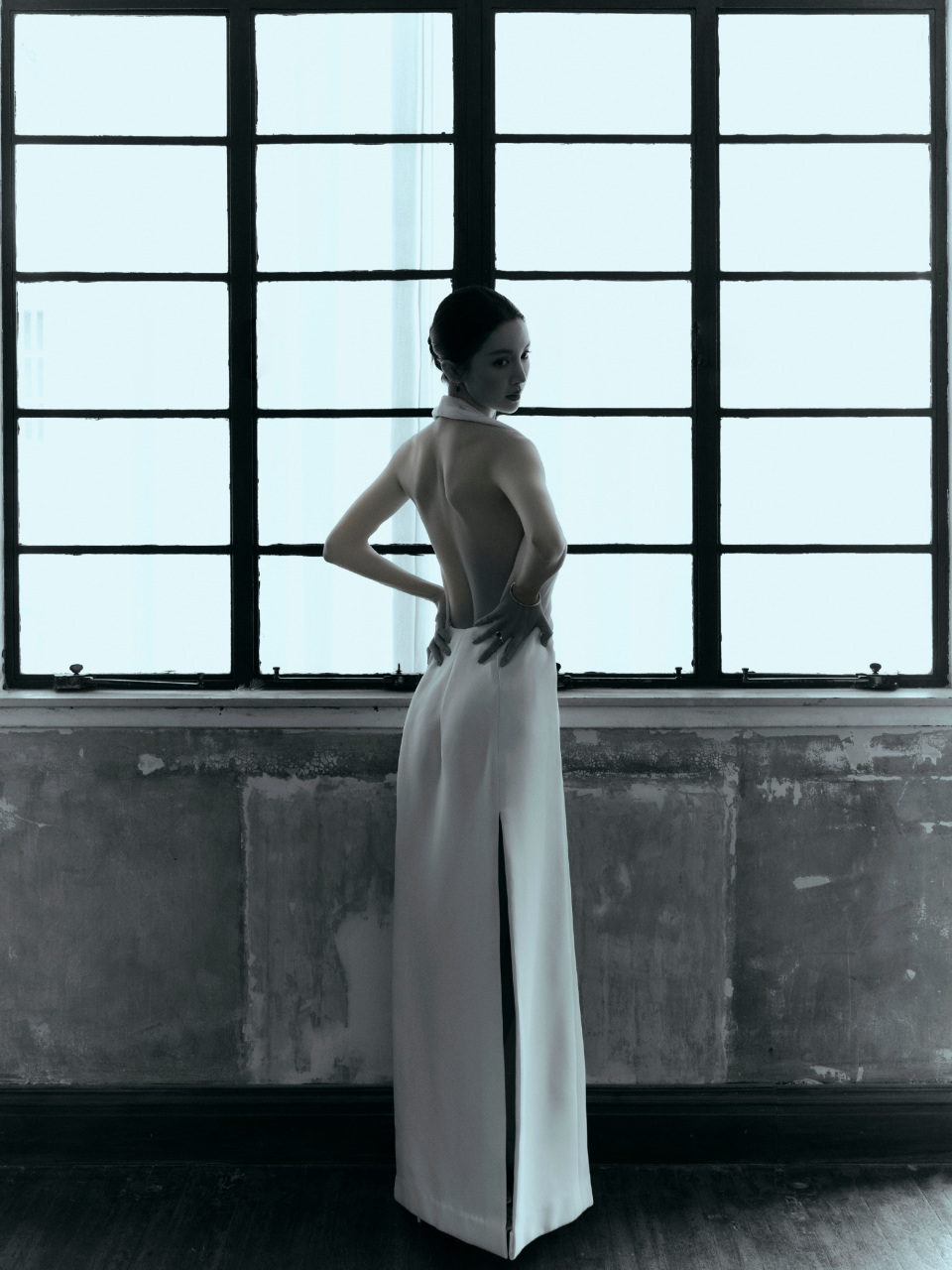 金晨纯白挂脖露背礼裙,背部曲线太绝了,气质优雅迷人!