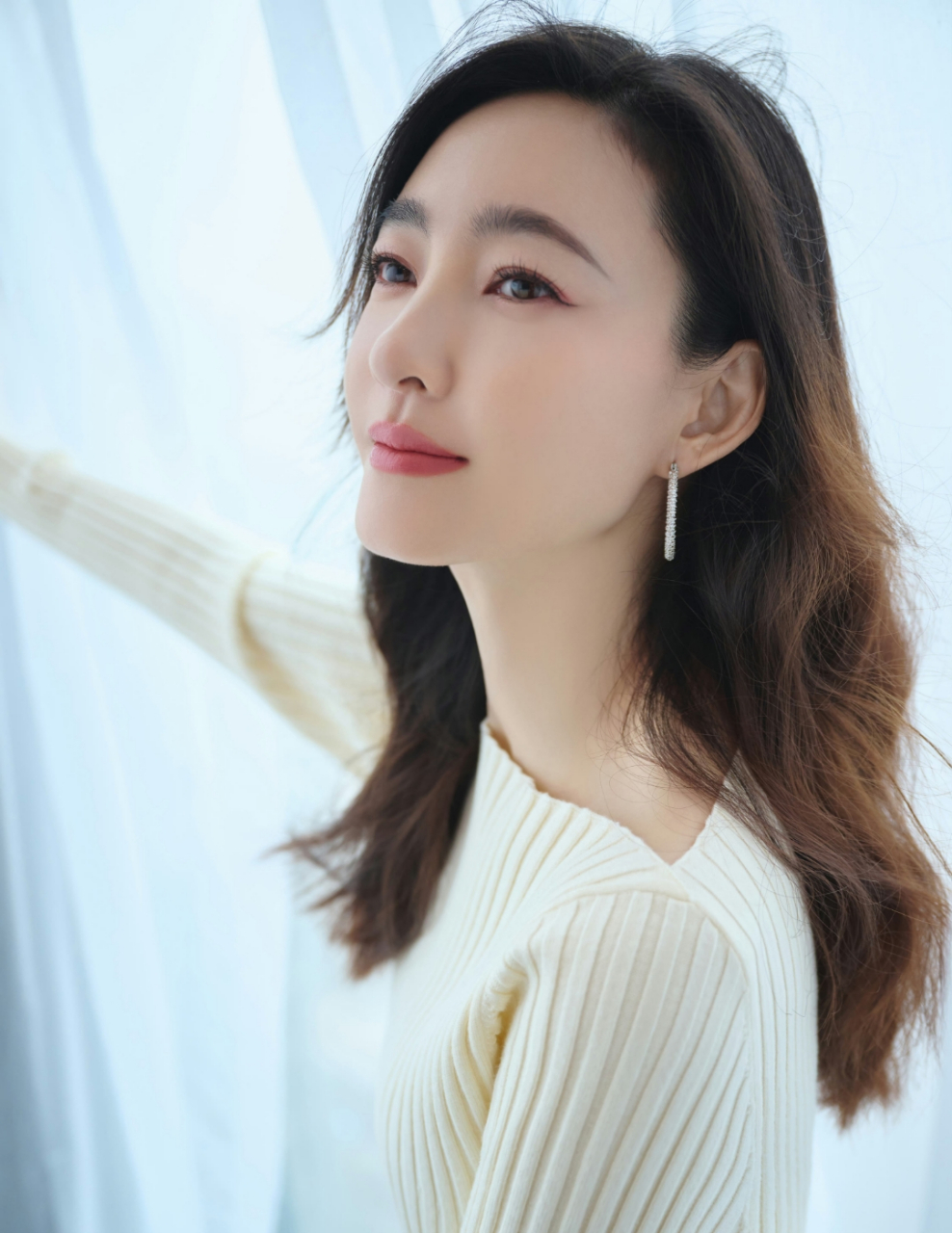 王丽坤# 白色毛衣搭配黑色的裤子,简洁大方,一秒提升气质.