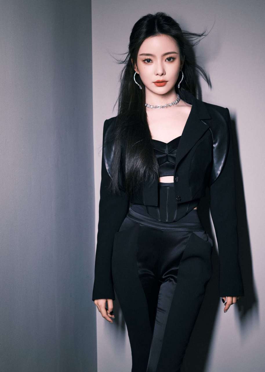 陈卓璇# 短款西装尽显干练酷飒,甜美学姐.