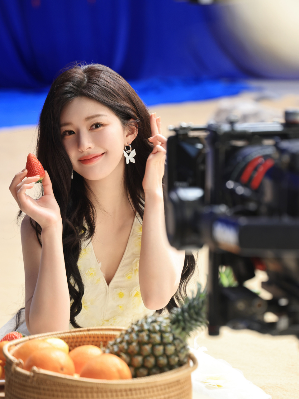 赵露思新妆造好漂亮呀,黄色雏菊吊带裙搭配长卷发,性感优雅,明媚动人