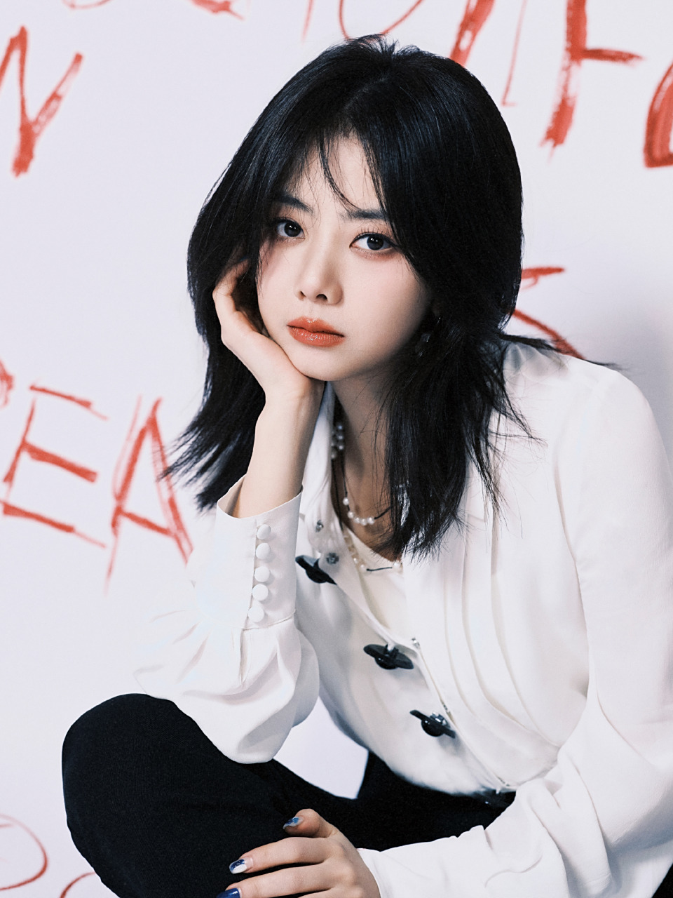 谭松韵简约穿搭,甜美靓丽,自信优雅!