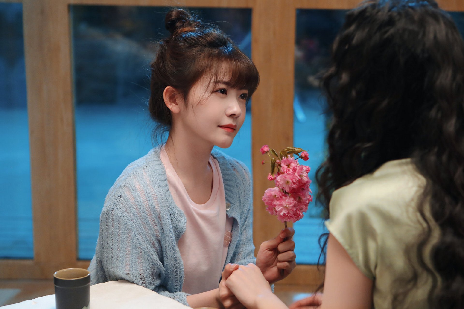 赖美云丸子头女孩好可爱,既俏皮又可爱,让整个造型都充满了活力.