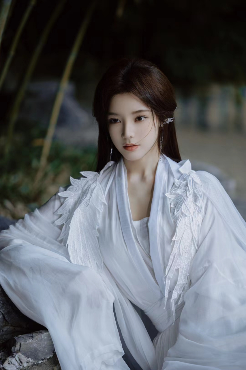 柳叶眉,杏仁眼,樱桃小口,恰似那"闭月羞花,沉鱼落雁".