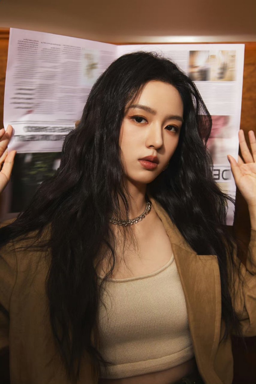 周也身穿驼色外套好美,冷脸千金酷飒优雅好迷人!