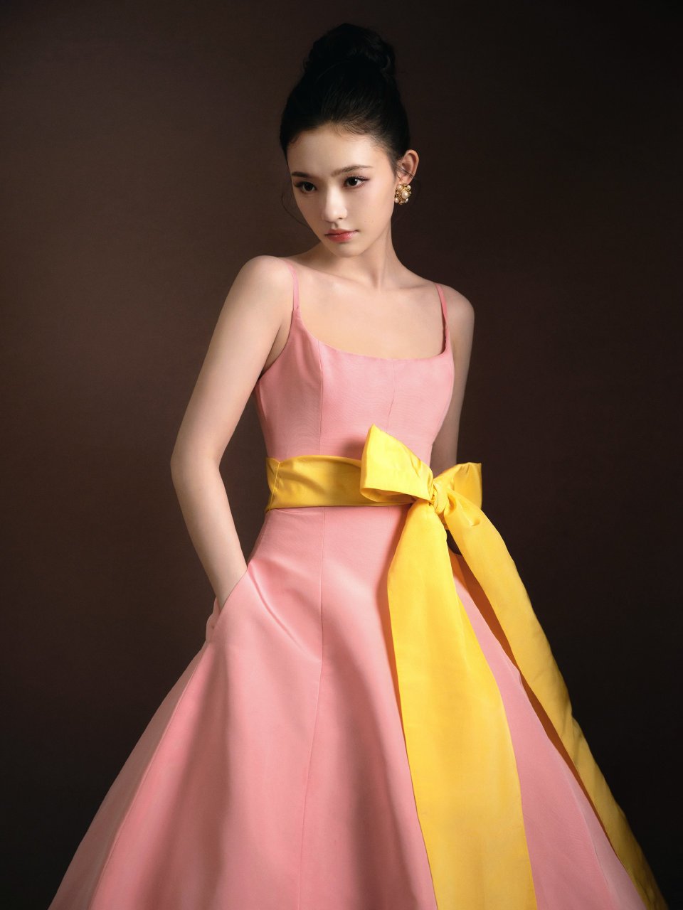林允粉色礼服,性感优雅好浪漫!