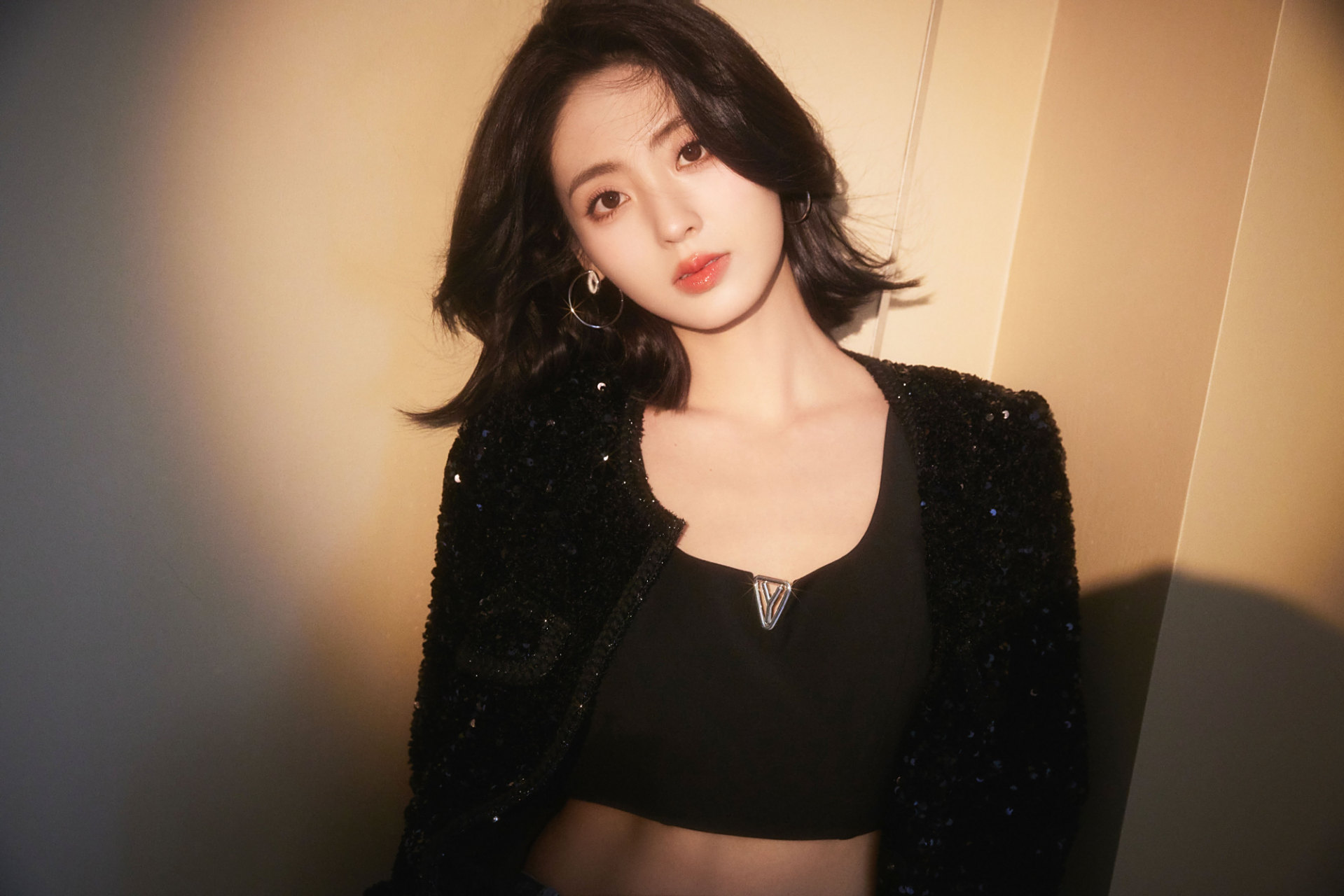 无论是短发的俏皮还是夹克的率性,都展现了她的多面魅力,让人不禁为之