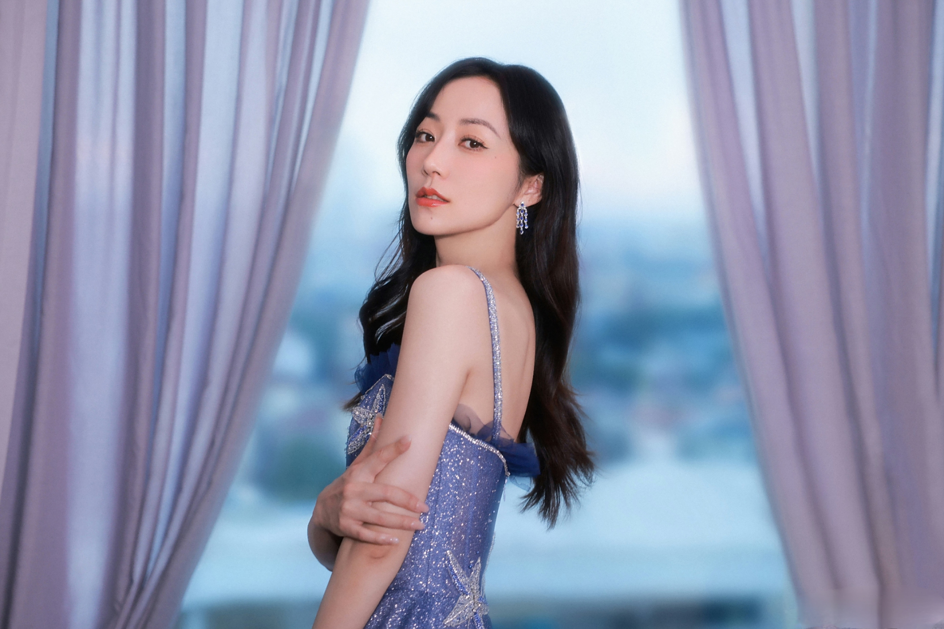 韩雪#绝美生日照,一袭蓝色吊带礼裙,洋溢着浓郁的女性魅力,优雅又