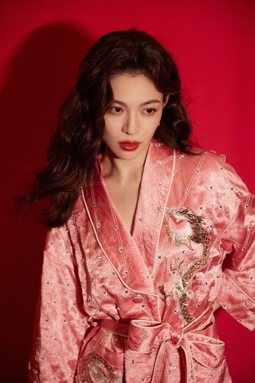 钟楚曦粉色丝绒长袍好优雅,散着的头发好自在.