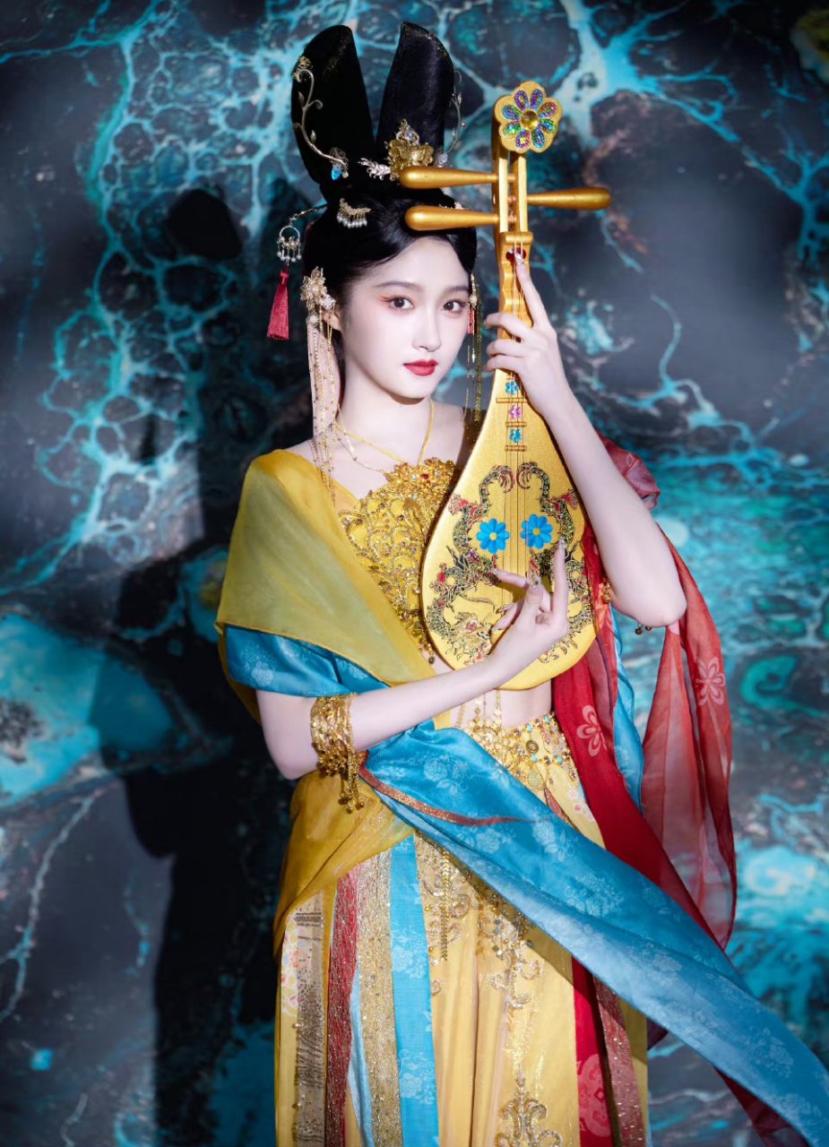关晓彤# 敦煌飞天妆,手挥琵琶,灵动的飘带随风飘扬,仿佛置身于仙境中