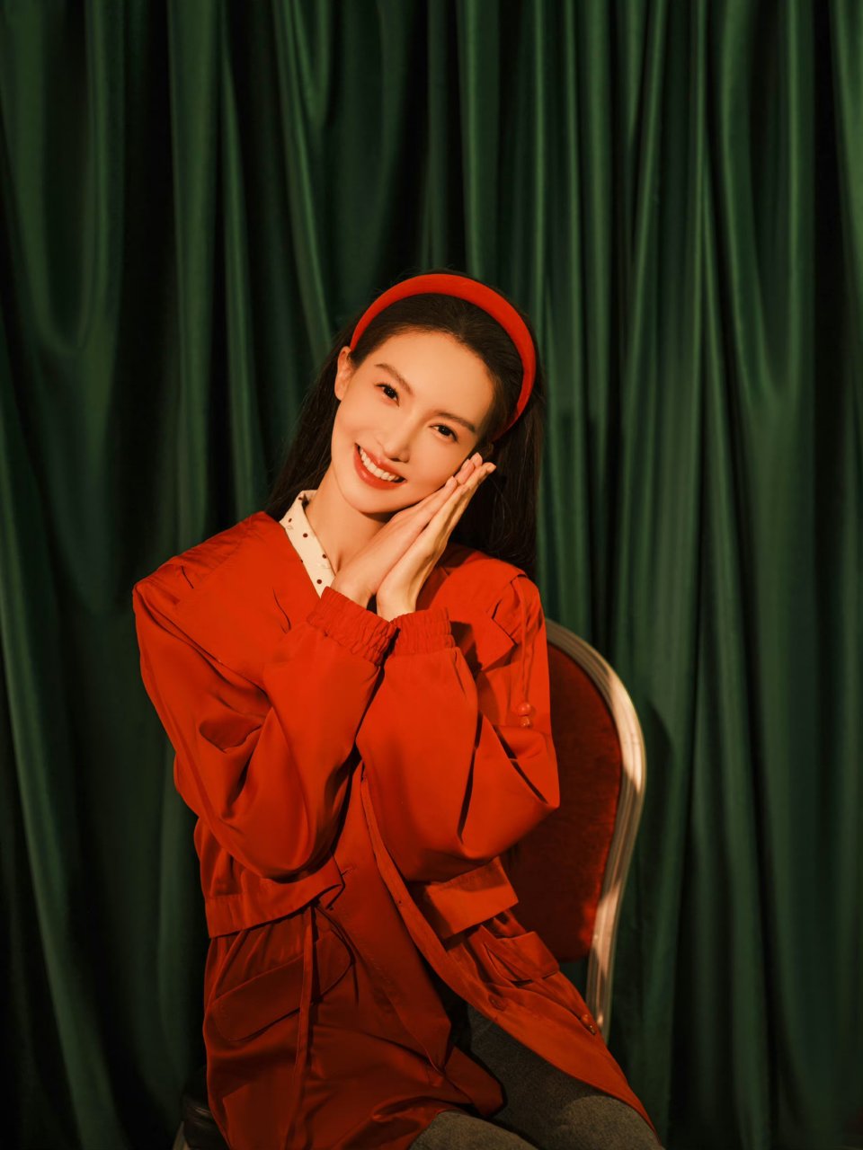 金晨复古红色流露迷人气息!