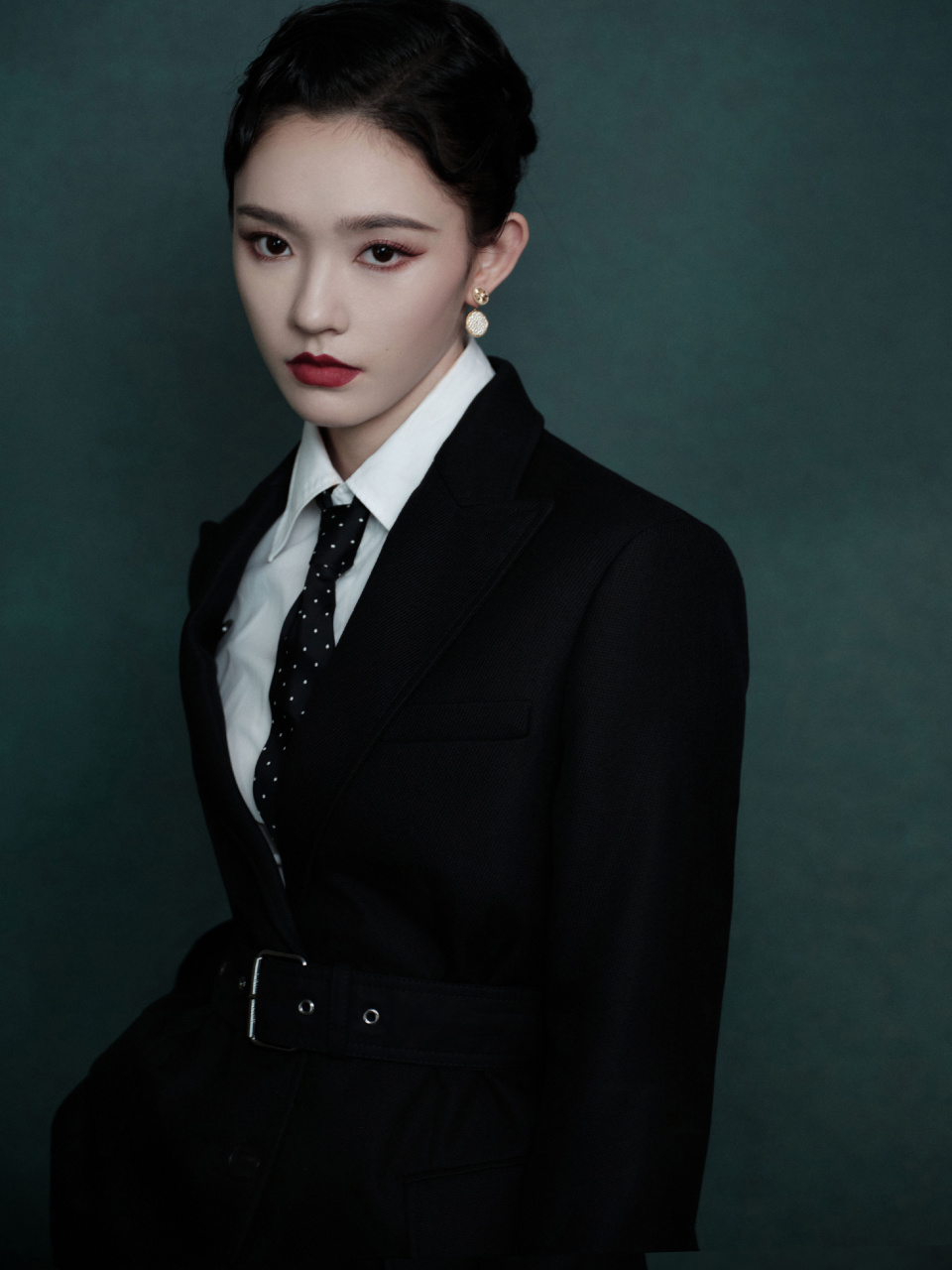 林允一身黑色西装,又美又飒干练优雅,完全就是职场女强人的既视感.