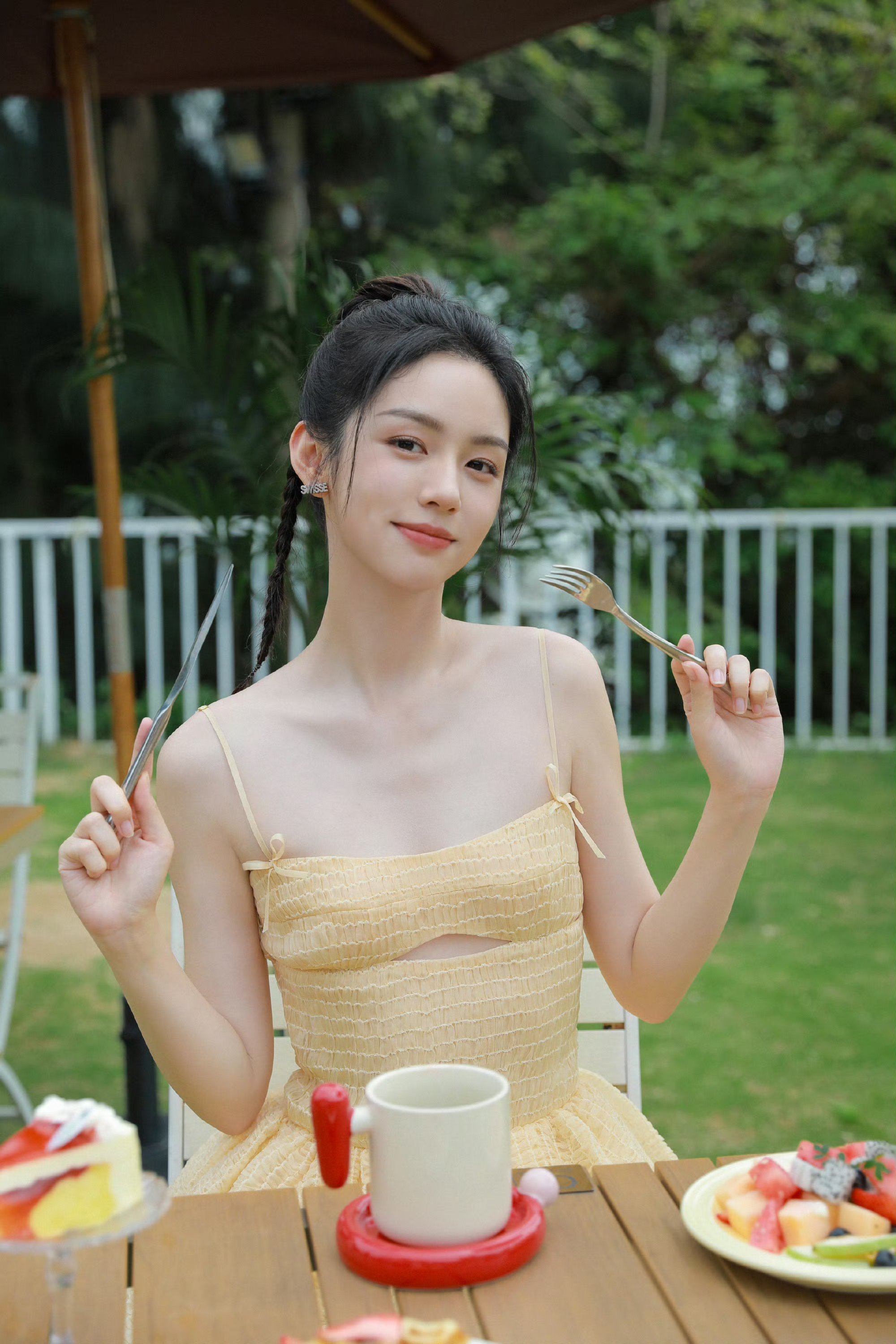 周也身着明黄吊带裙,清纯甜美,满满少女感.
