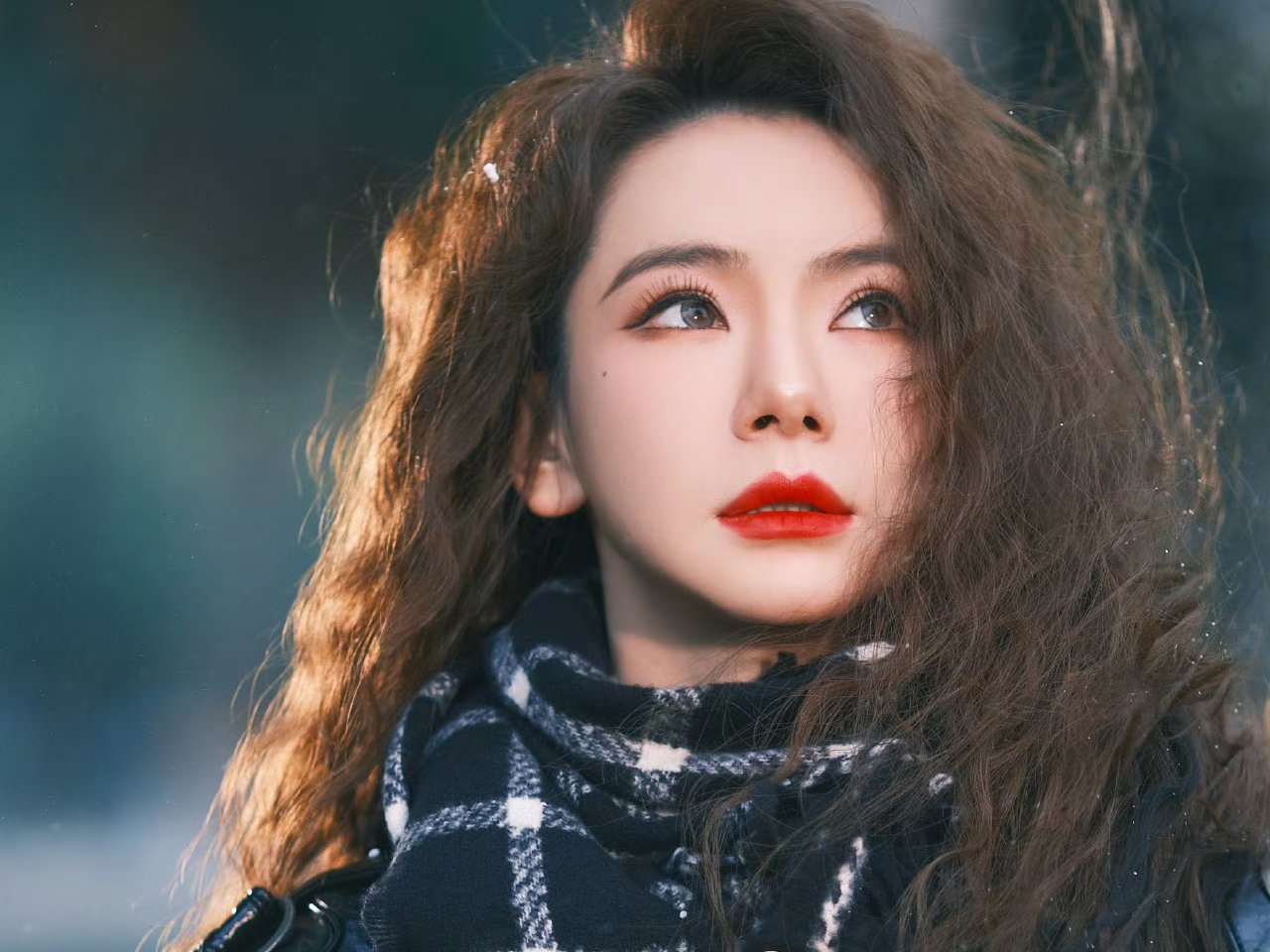 戚薇冬日美照,红唇卷发,性感优雅又有氛围感!