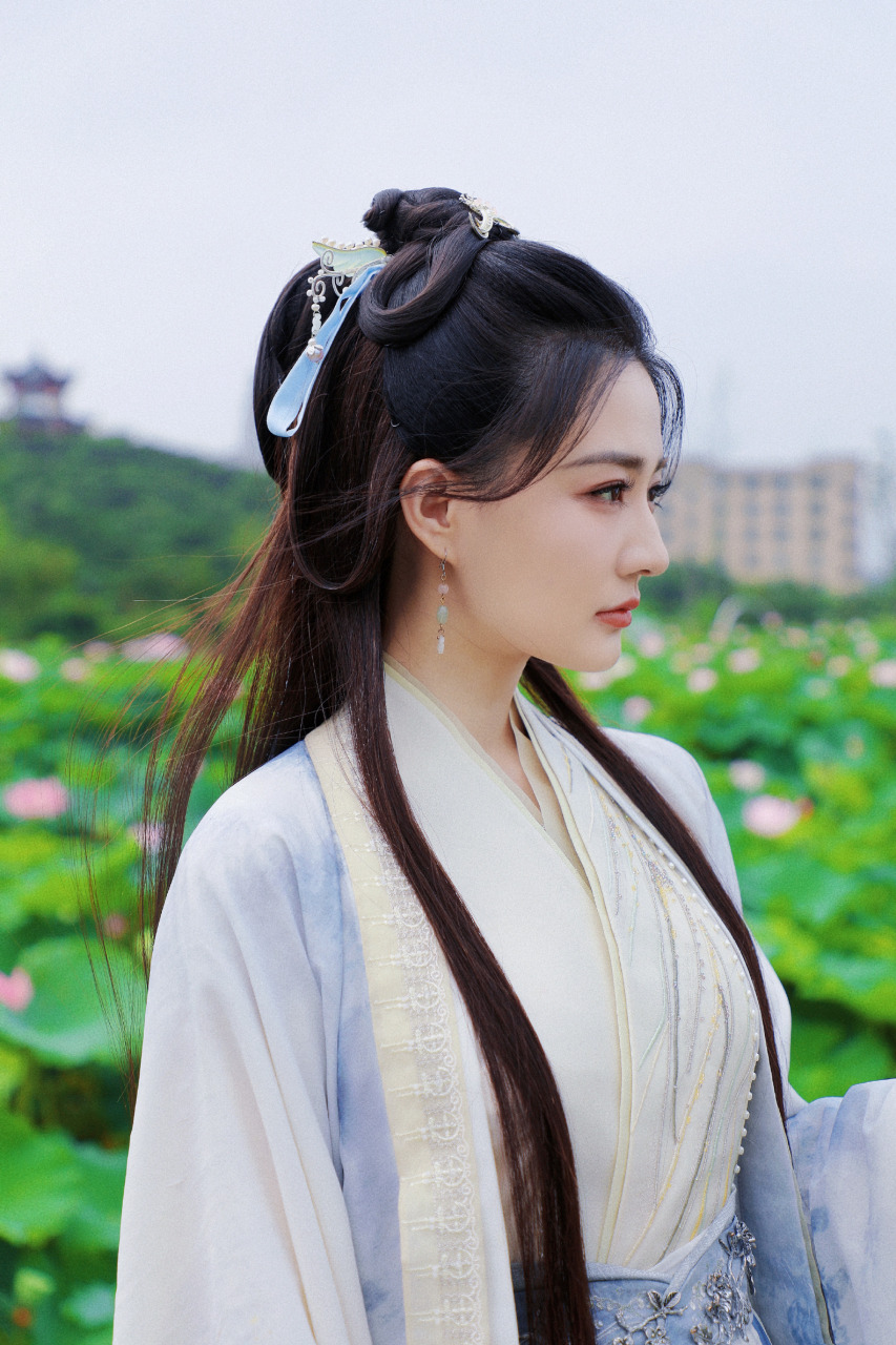 徐璐古装造型好美,笑容温婉如春风拂面,尽显女子的温婉娴淑.