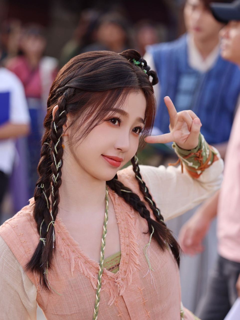 甜美少女#虞书欣# 《祈今朝》剧照,粉色的古装配上双马尾辫,真的太