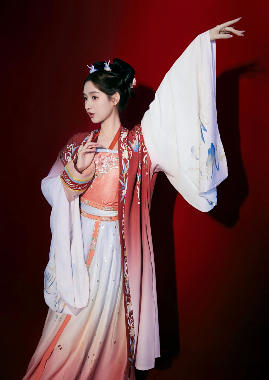 王玉雯古装好美,化身灵动俏皮的小龙女!#2月图文动态激励计划