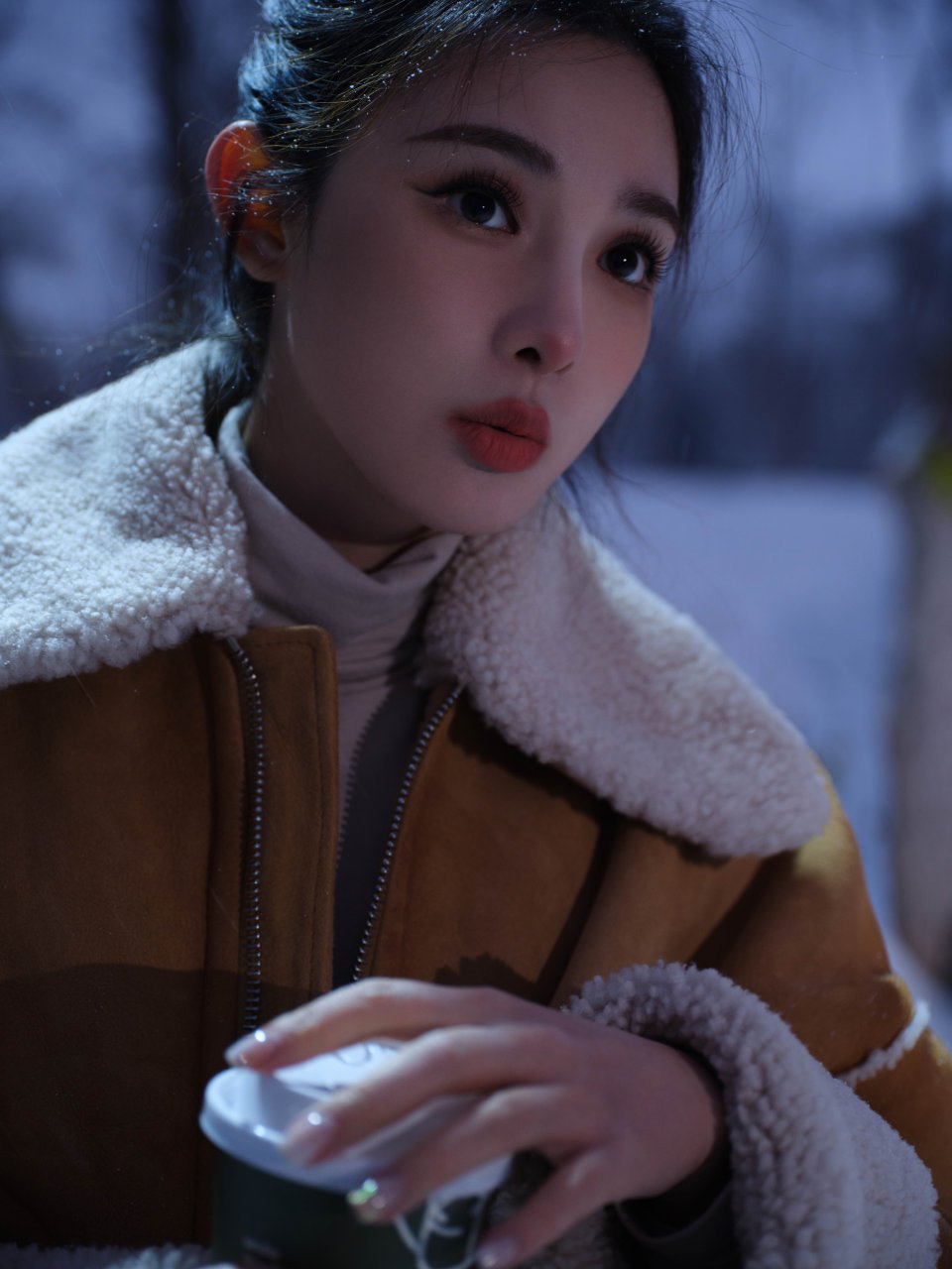 彭小苒雪景照,黑发如墨,映衬着温柔.她是冬日的色彩,是生活的温度.