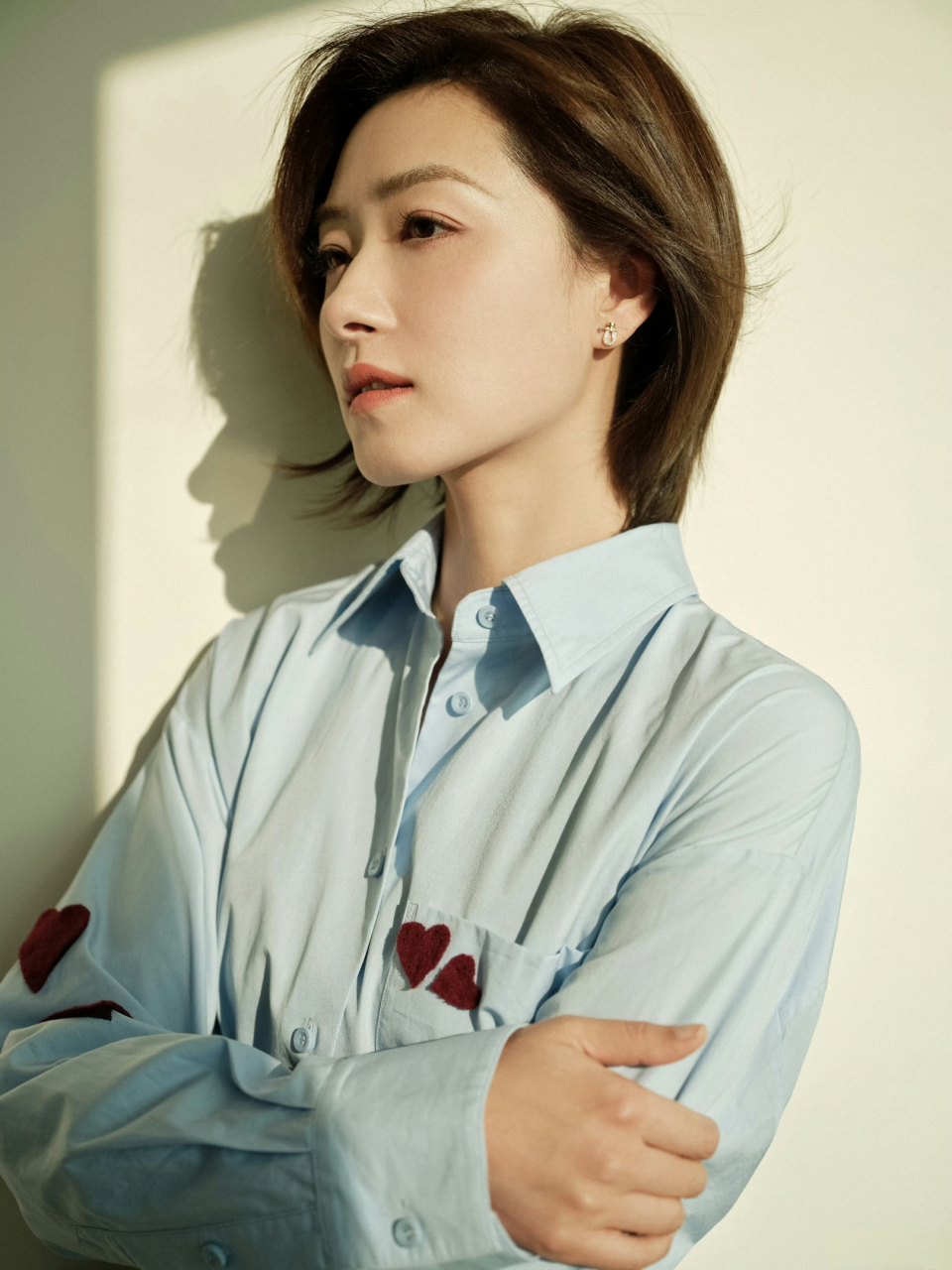 万茜# 阳光下的短发女神,浅蓝衬衫透出清新气质.好温柔的学姐!