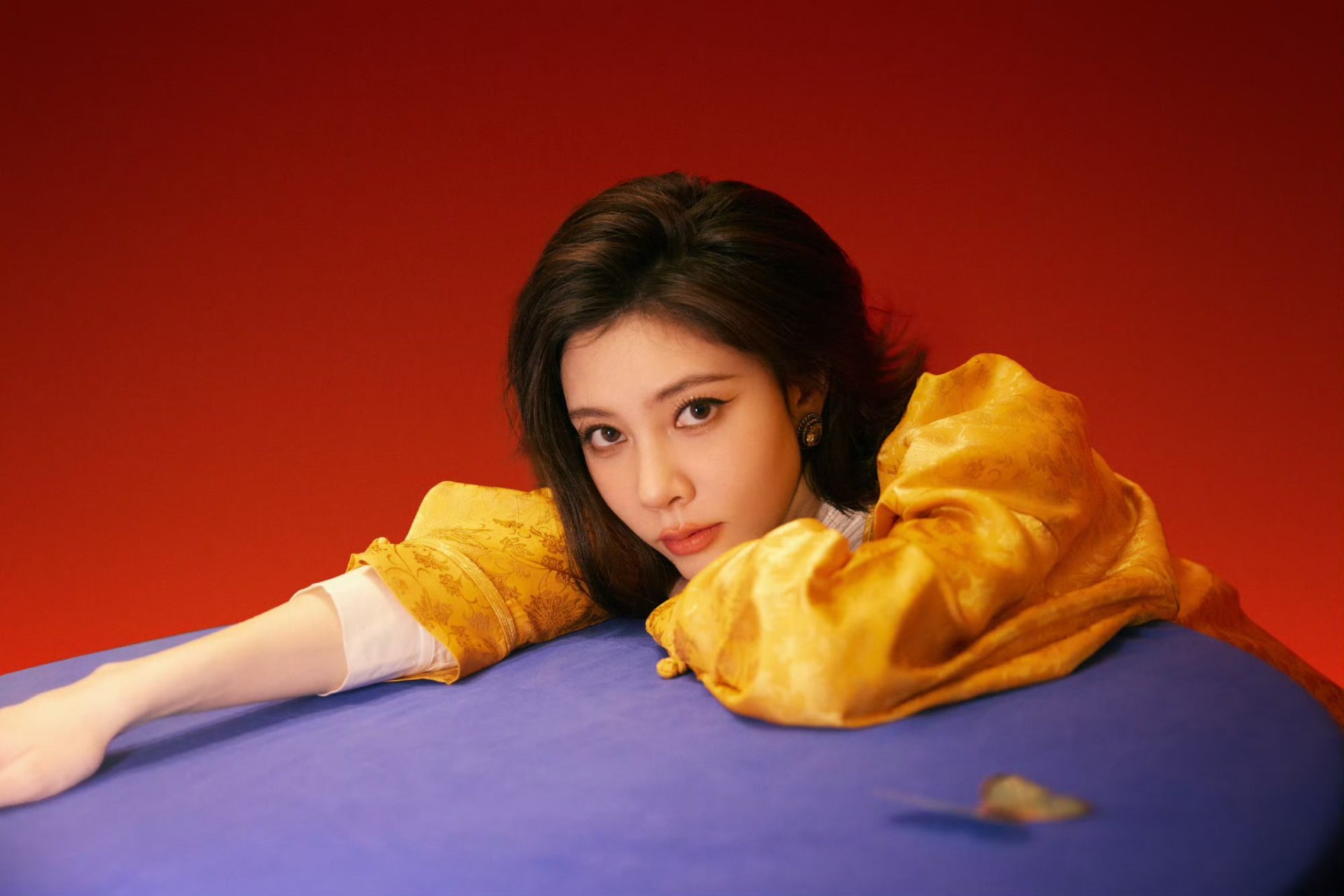 宋妍霏新中式大片造型,短发轻扬,酷飒洒脱!