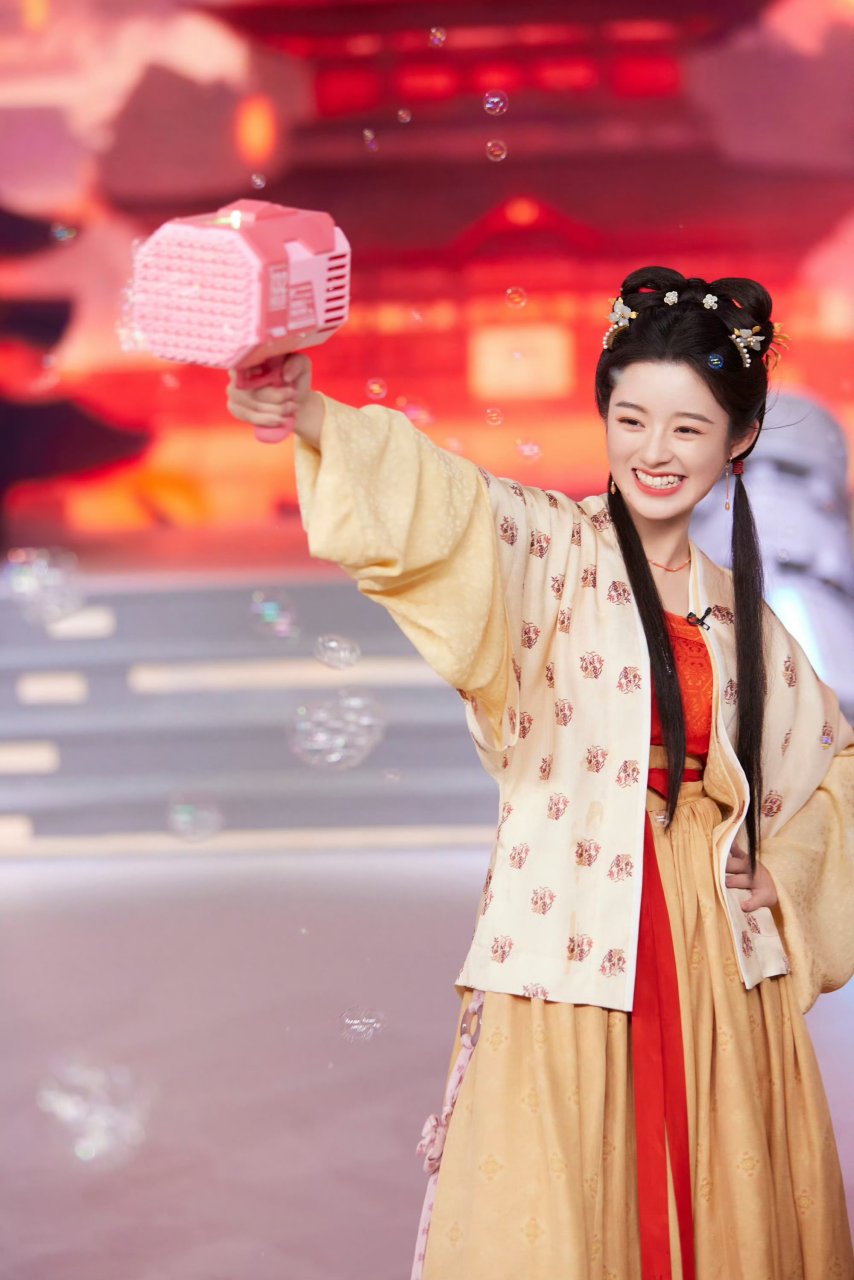 黄杨钿甜古装美少女,双马尾发型俏皮又灵动!