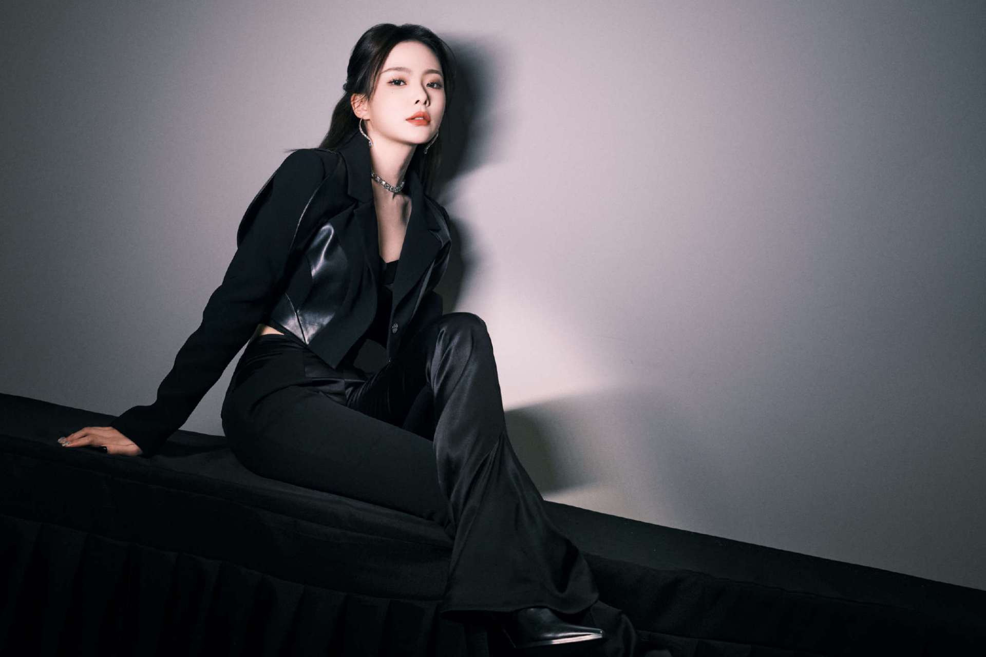 陈卓璇# 短款西装尽显干练酷飒,甜美学姐.