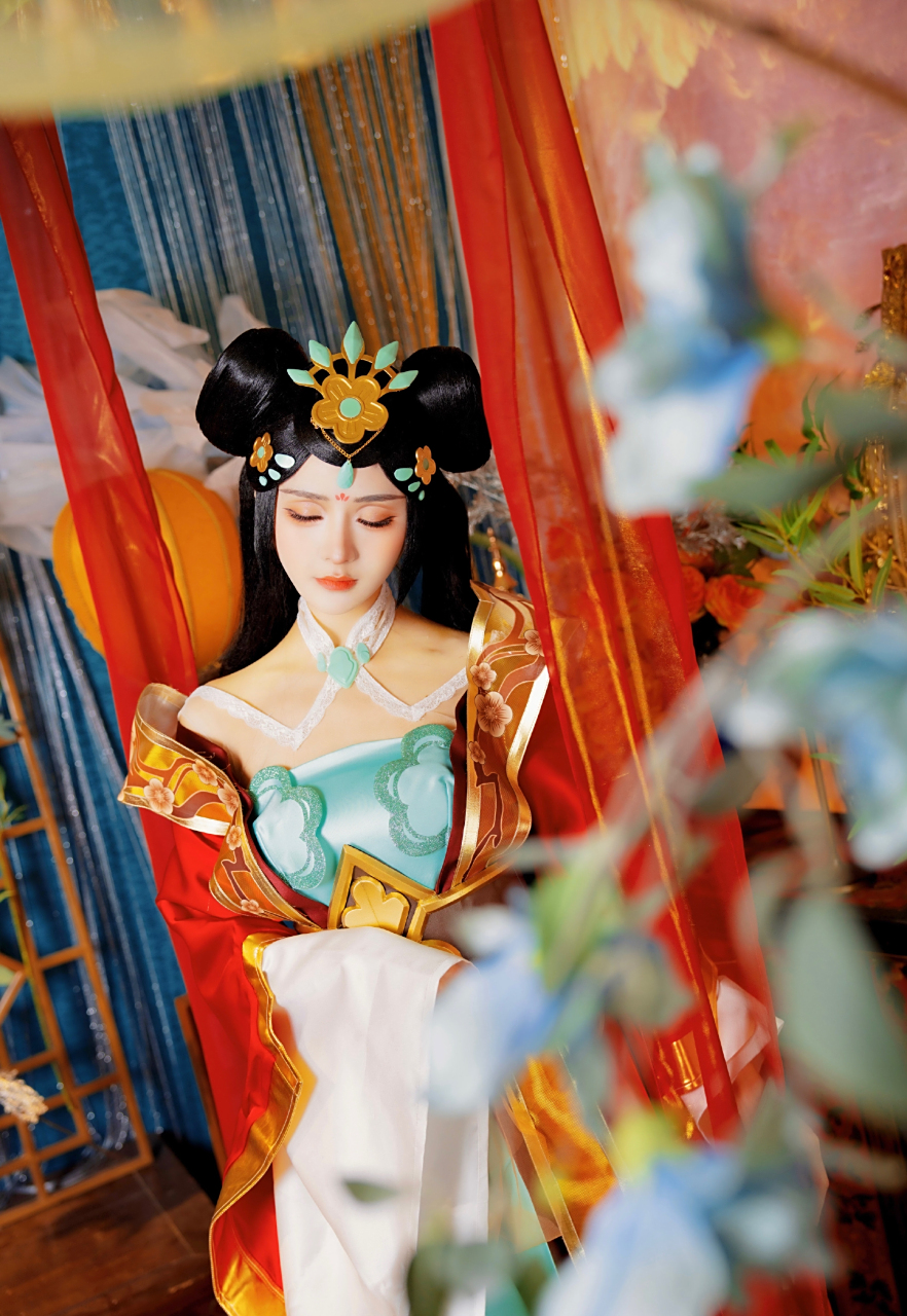 莫寒cos琴女,身着华丽古装,佩戴璀璨金色发饰,犹如公主般的尊贵气息