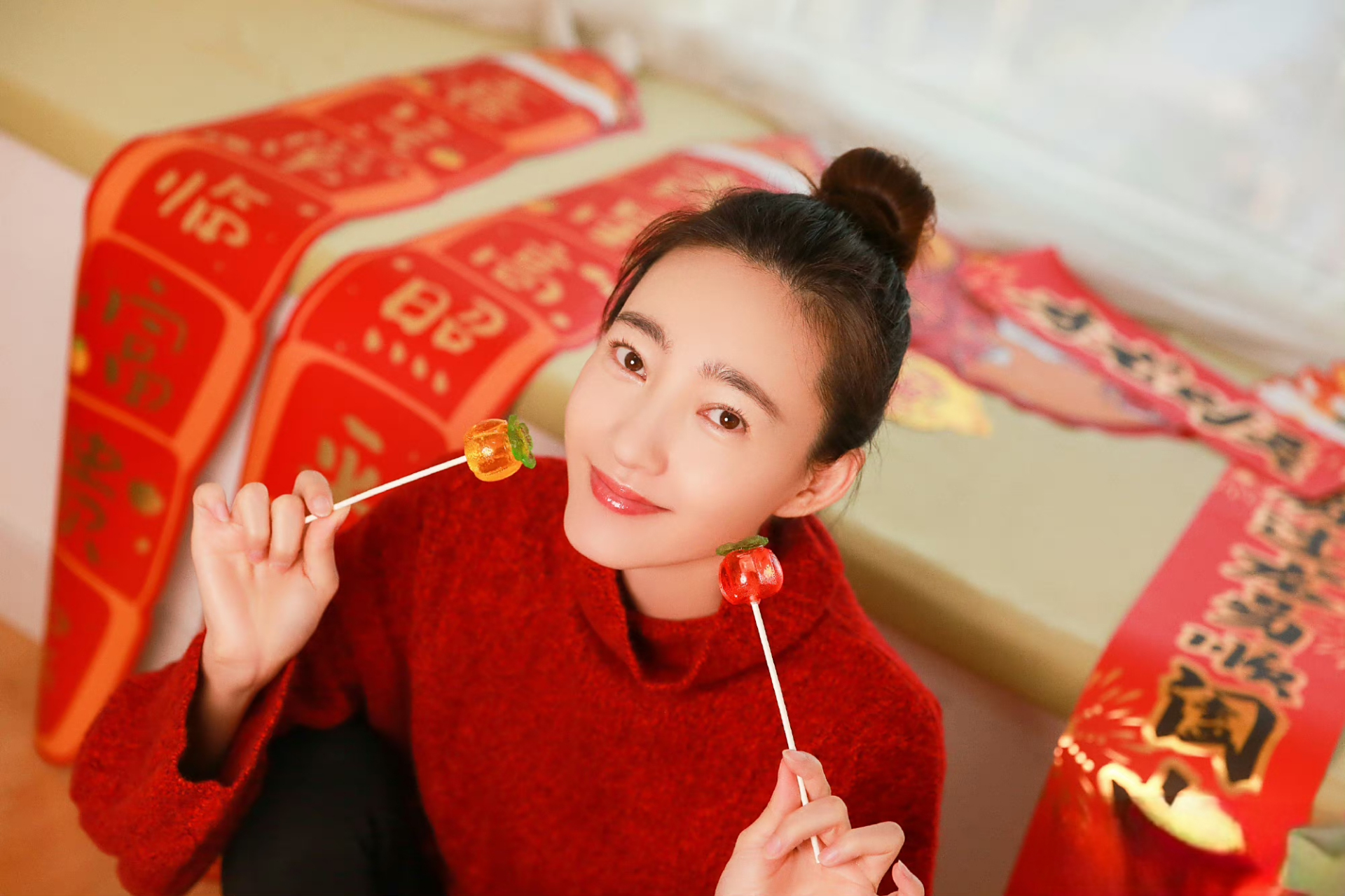 王丽坤红色毛衣搭配丸子头,甜美又喜庆,好有节日气氛感!