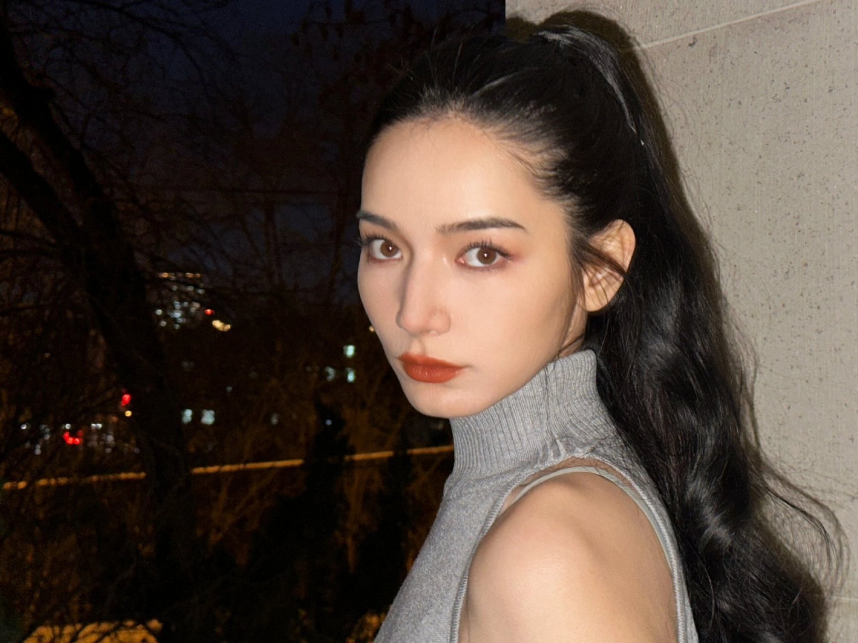 她的妆容好精致,特别是那红唇,简直太美了!