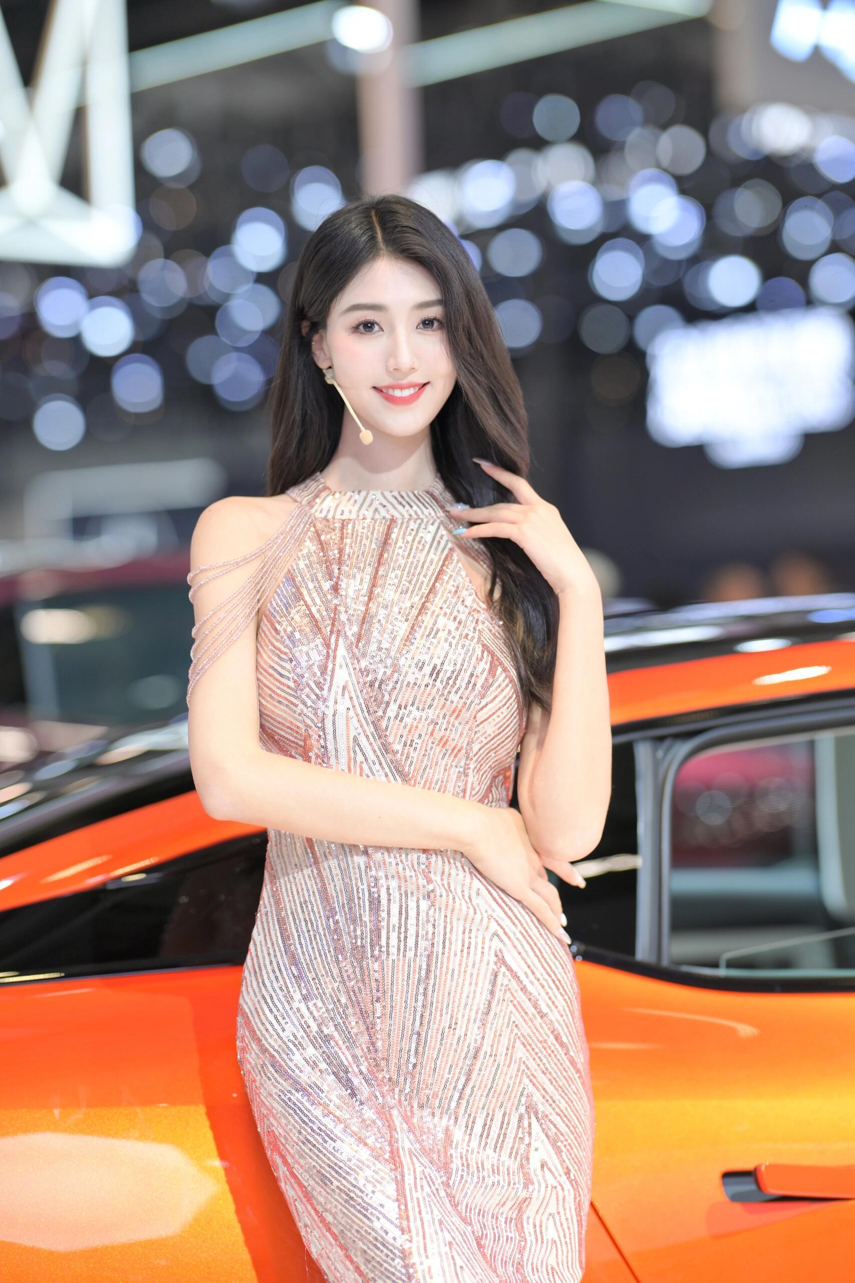 好美的车模小姐姐,温柔甜美,气质优雅好迷人!