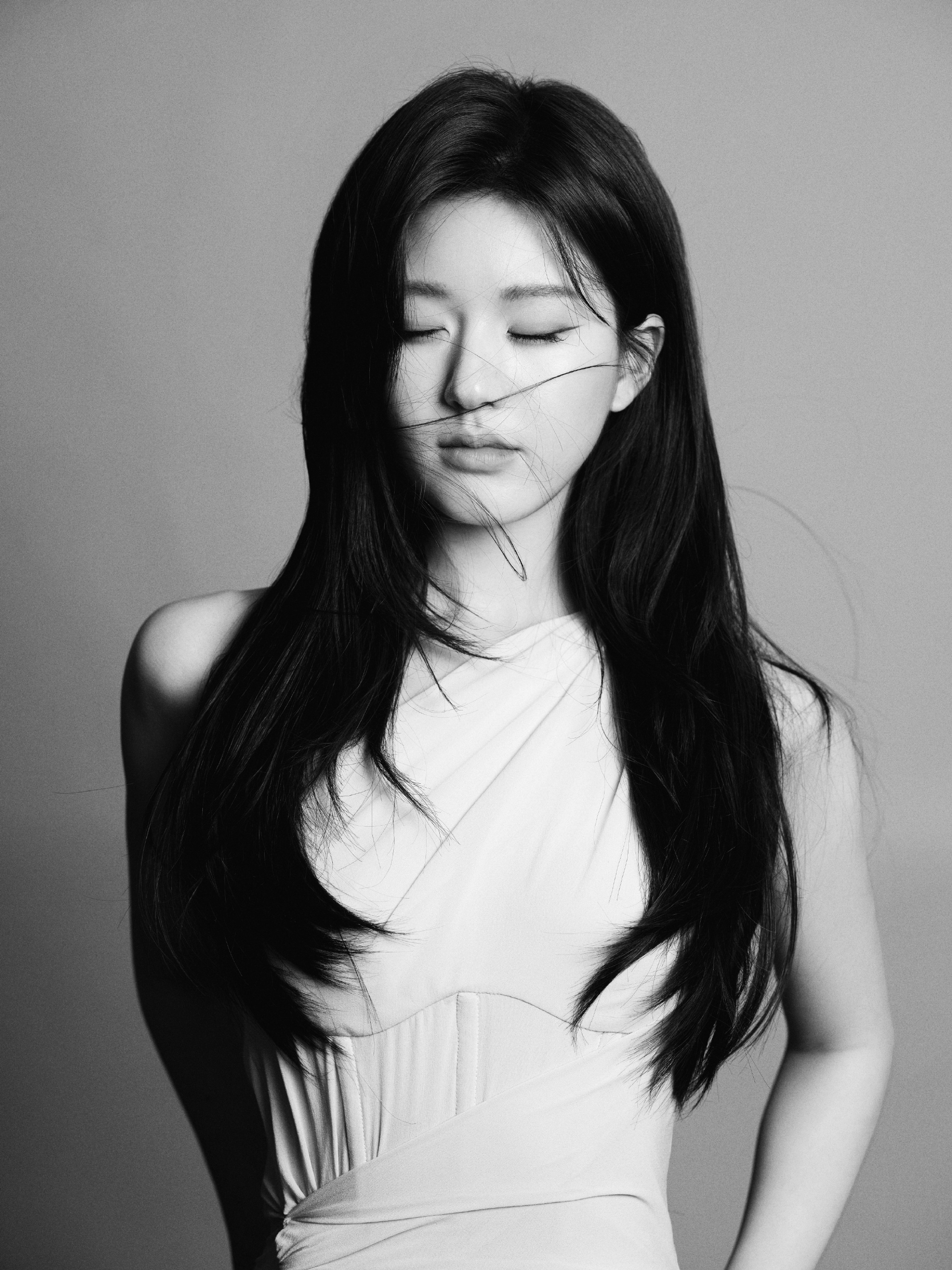 赵露思粉色单肩裙搭配低马尾,好有名媛千金的感觉!