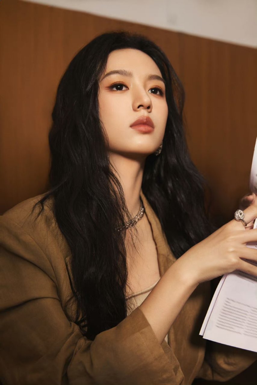 周也身穿驼色外套好美,冷脸千金酷飒优雅好迷人!