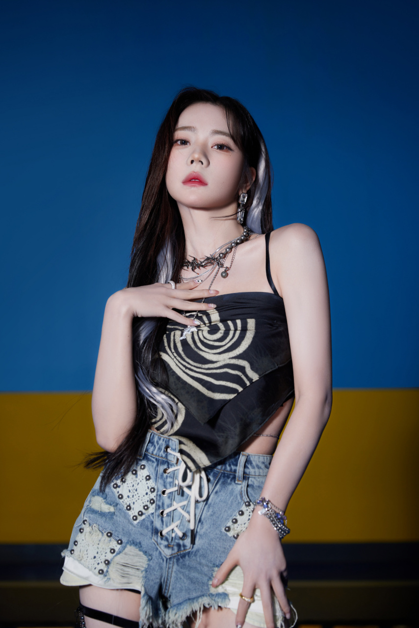 张紫宁黑色肚兜搭配牛仔短裤,又美又辣!