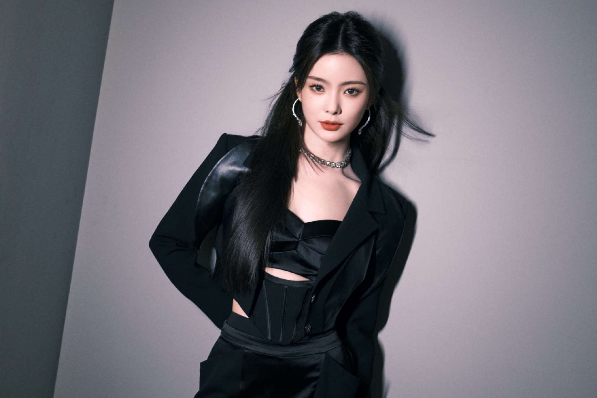 陈卓璇# 短款西装尽显干练酷飒,甜美学姐.