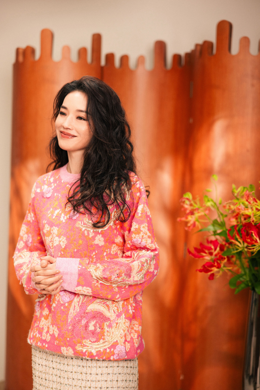 舒淇# 代言的服装都好美,毕竟她的外貌和气质在那摆着呢!