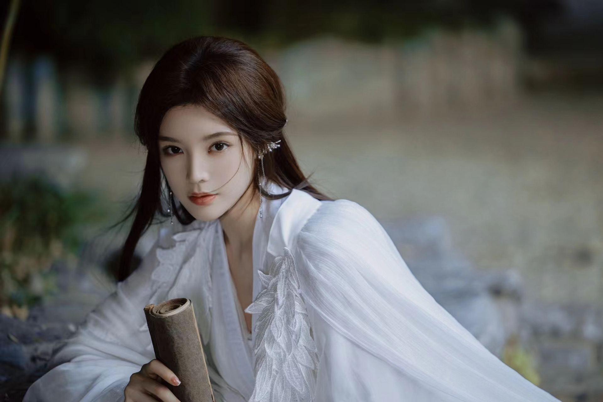 戴燕妮# 古装美人,温婉如水,眉目含情,一袭白纱飘逸如仙.