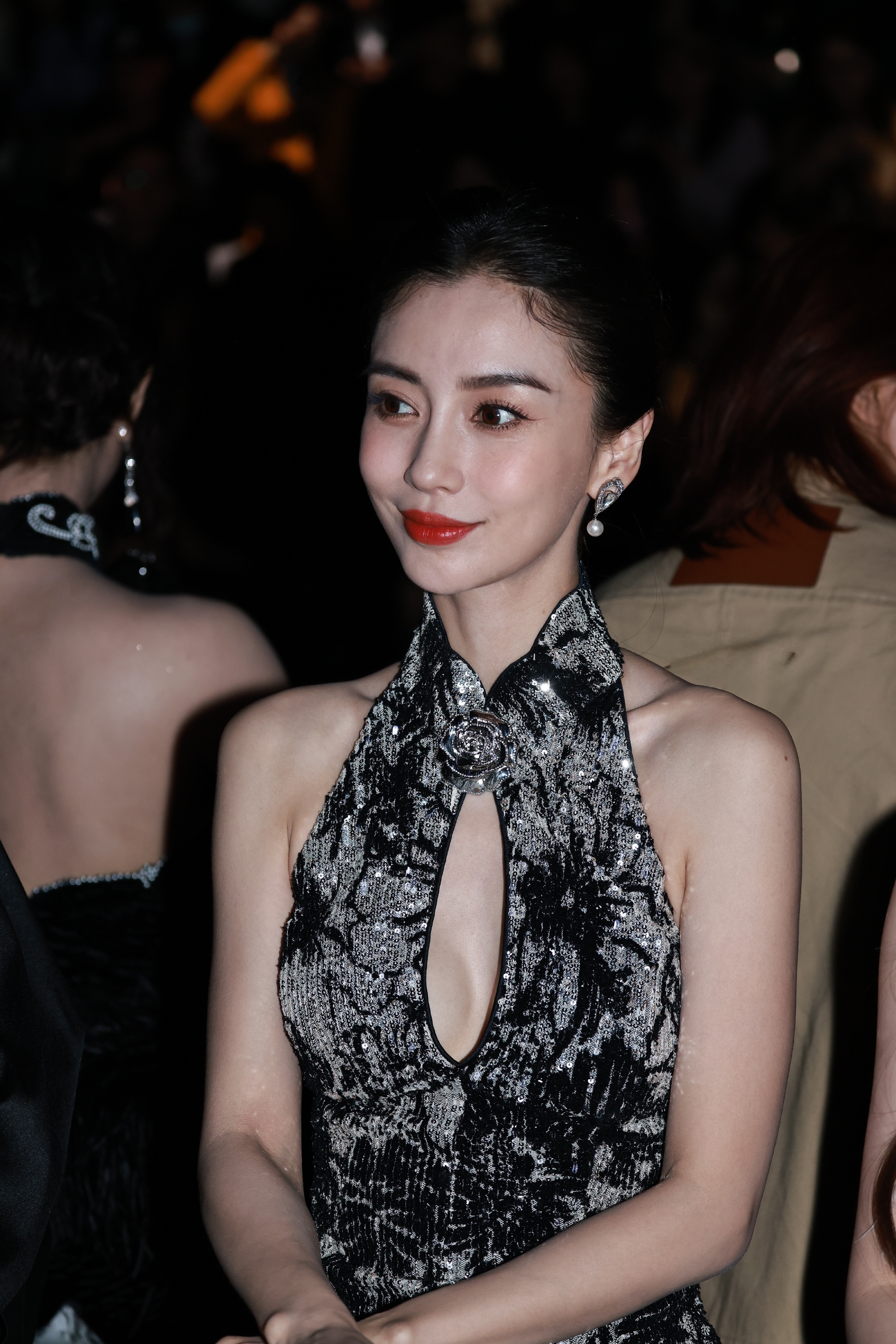 杨颖上海时装周现造型,一身挂脖旗袍,性感优雅,美的好高级!