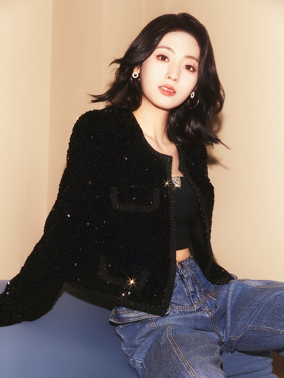 无论是短发的俏皮还是夹克的率性,都展现了她的多面魅力,让人不禁为之