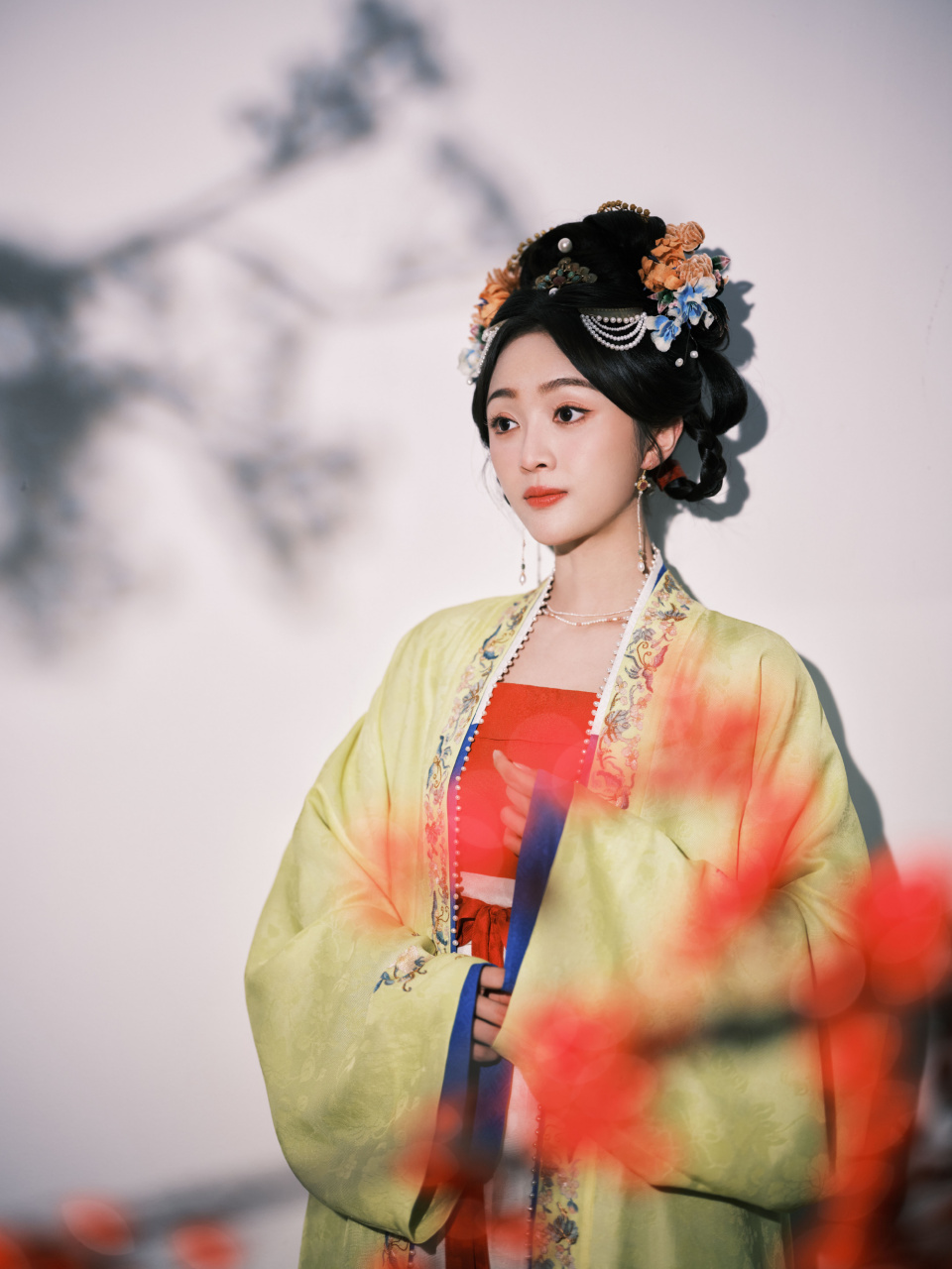 吴宣仪古装执伞美人,优雅浪漫!