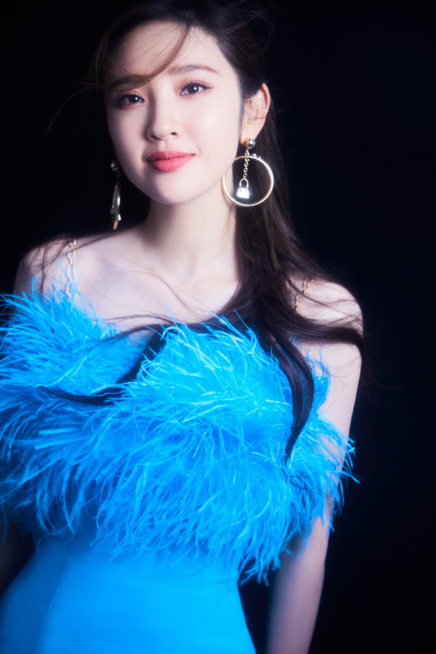 唐艺昕蓝色毛绒抹胸礼服,性感优雅,明媚动人!