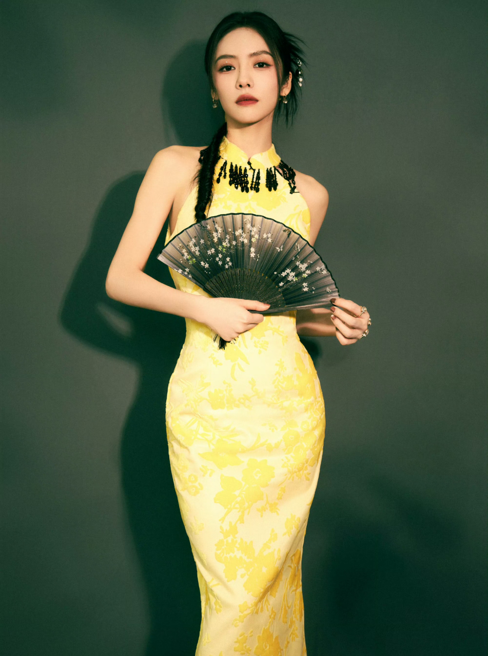 蔡文静的身材曲线优美,充满了无尽的魅力,简直令人陶醉.