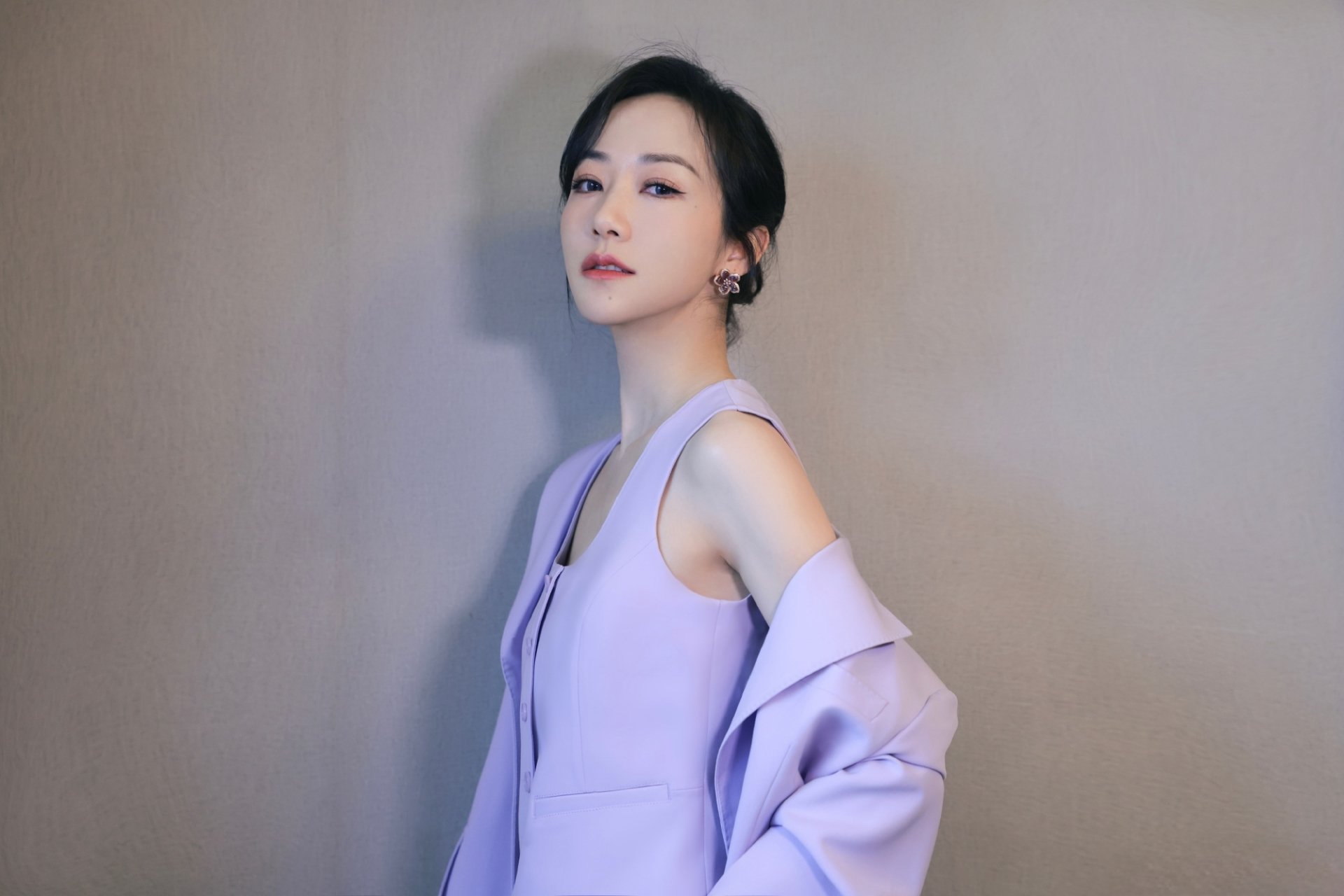 韩雪身穿淡紫色穿搭,优雅又浪漫!
