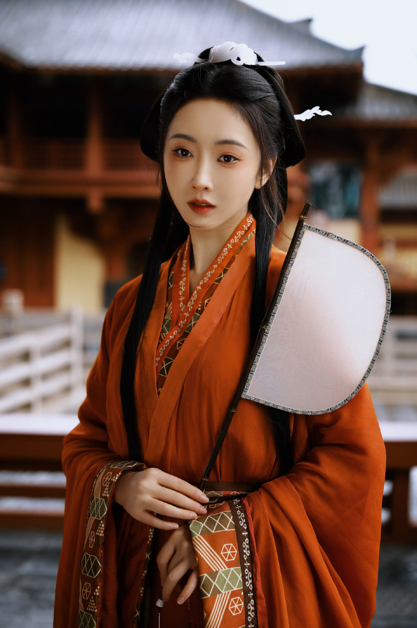 宣璐身着红衣战国袍,恍如从古画中走出,美得令人惊叹.